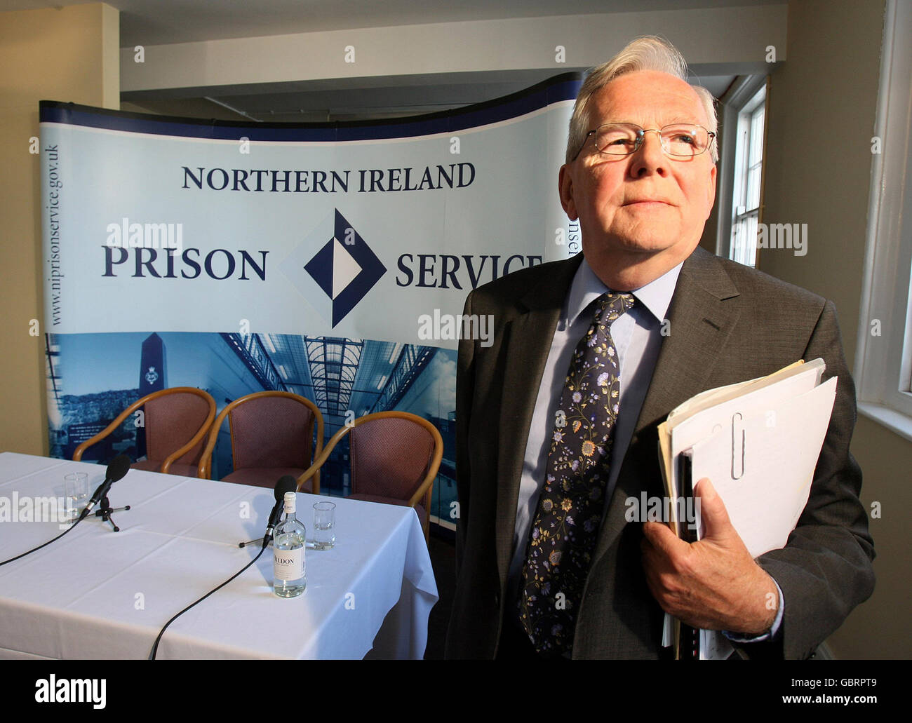 Tony Pearson CBE, Vorsitzender des Überprüfungsteams, ehemaliger stellvertretender Generaldirektor der HMPS, während einer Pressekonferenz im Hillsborough Castle. Stockfoto