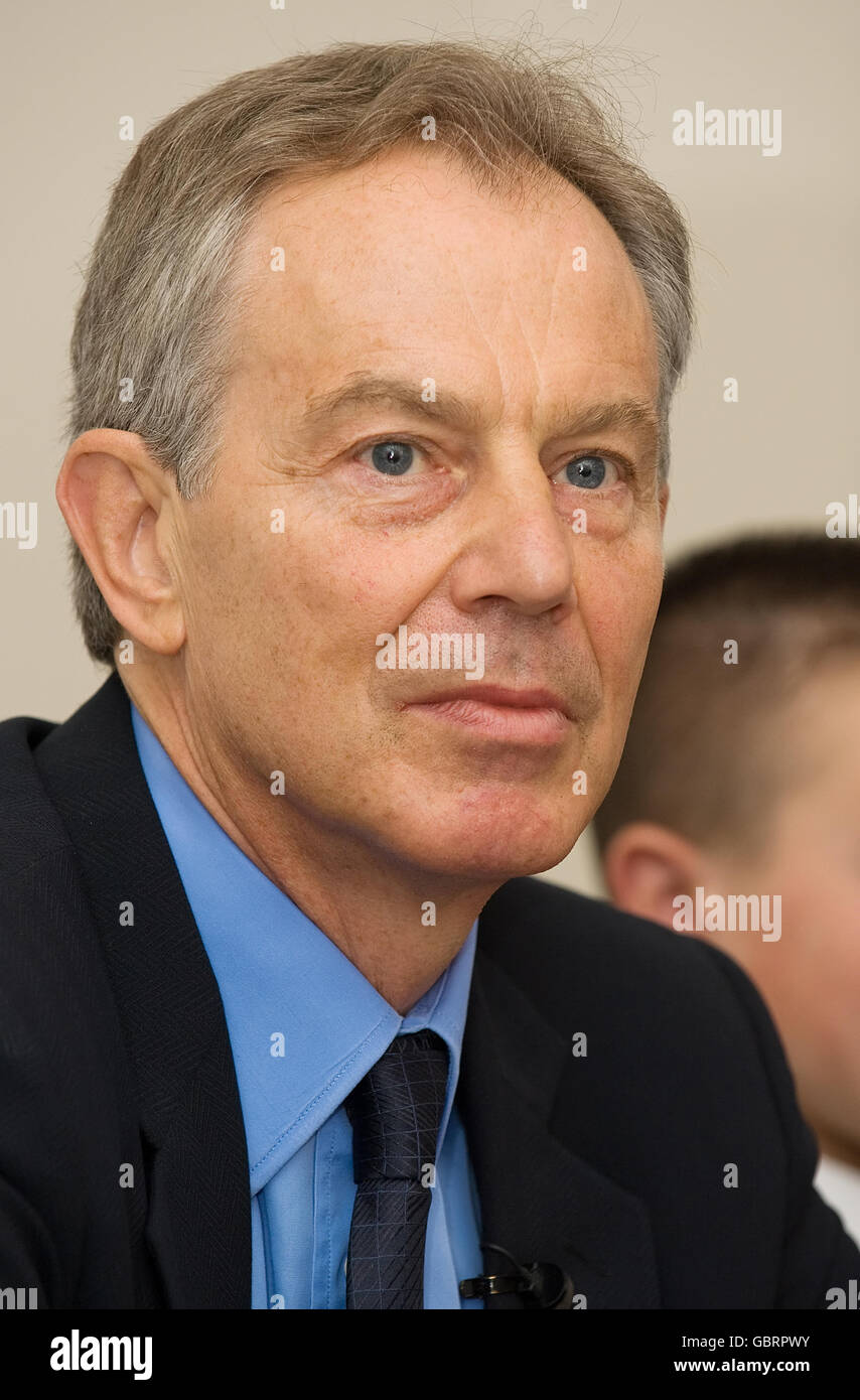 Der ehemalige Premierminister Tony Blair bei der Einführung eines neuen globalen Bildungsprogramms "Face to Faith" im Zentrum von London, bei dem Schüler aus Bolton in Lancashire per Video miteinander verbunden wurden, um an einer Diskussion mit Schülern in Neu-Delhi, Indien, und Bethlehem, Palästinensische Gebiete, teilzunehmen. Stockfoto