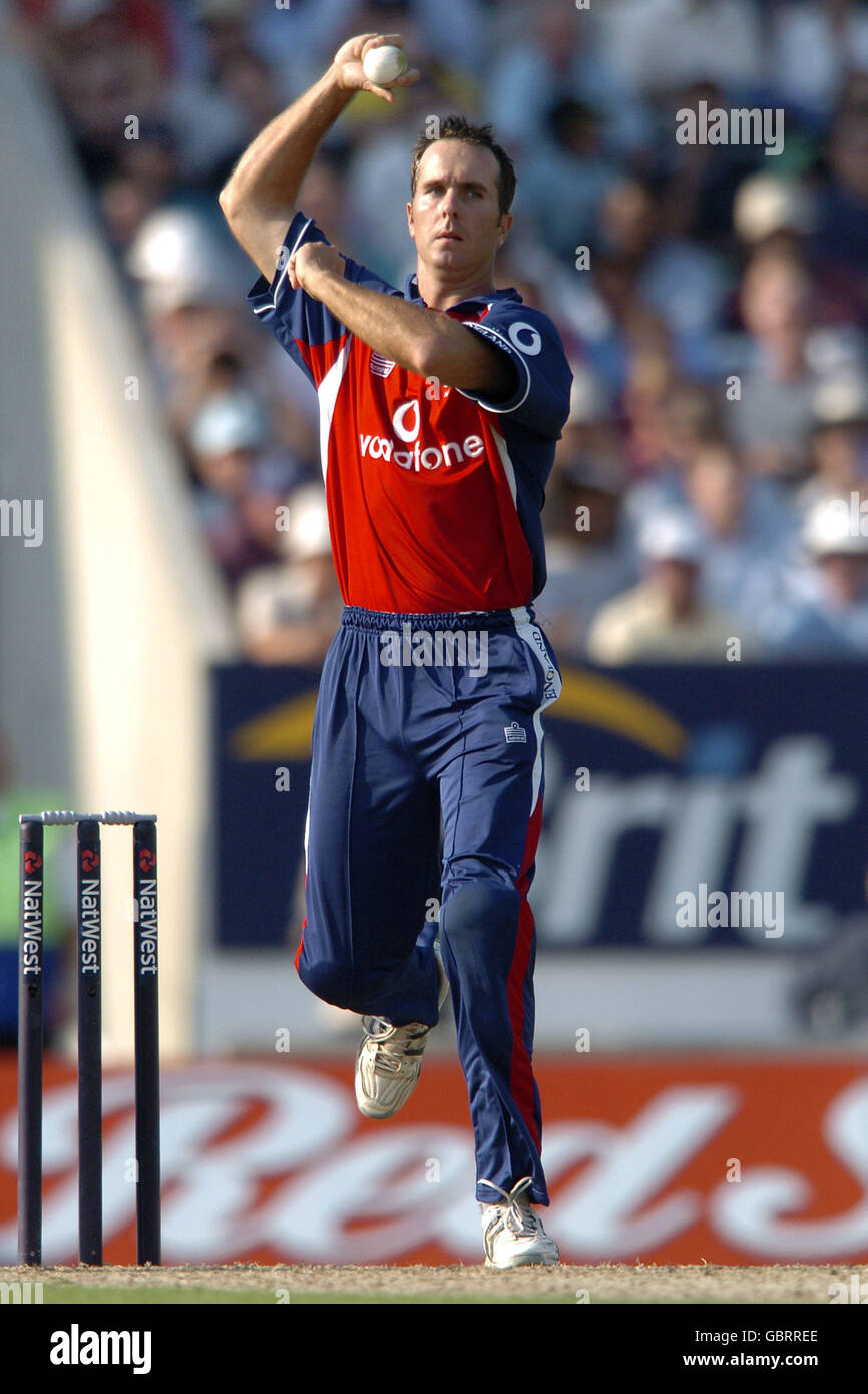 Cricket - NatWest Challenge - England gegen Indien. Der englische Michael Vaughan in Aktion Stockfoto