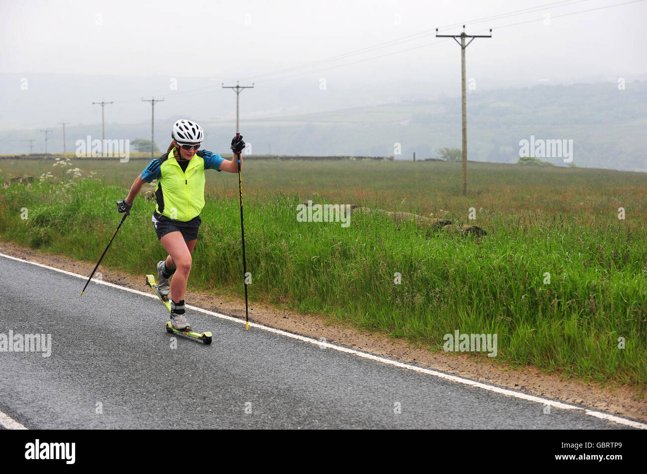 Großbritanniens olympische Hoffnung Fiona Hughes praktiziert auf den Pennine Moorstraßen in der Nähe von Huddersfield, West Yorkshire, wo sie jeden Tag auf Rollskiern trainiert, um sich auf das Langlaufevent der Olympischen Winterspiele vorzubereiten. Stockfoto