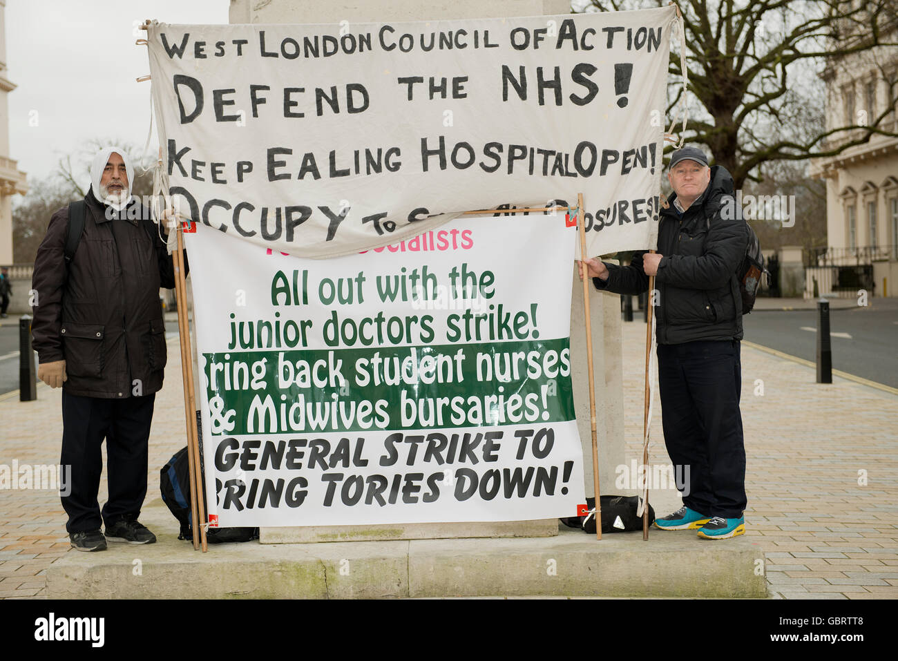 Ärzte in der Ausbildung marschieren in Richtung 10 Downing Street im Zentrum von London, im Protest gegen die Pläne der Regierung, NHS junior Arzt Verträge zu ändern. Stockfoto