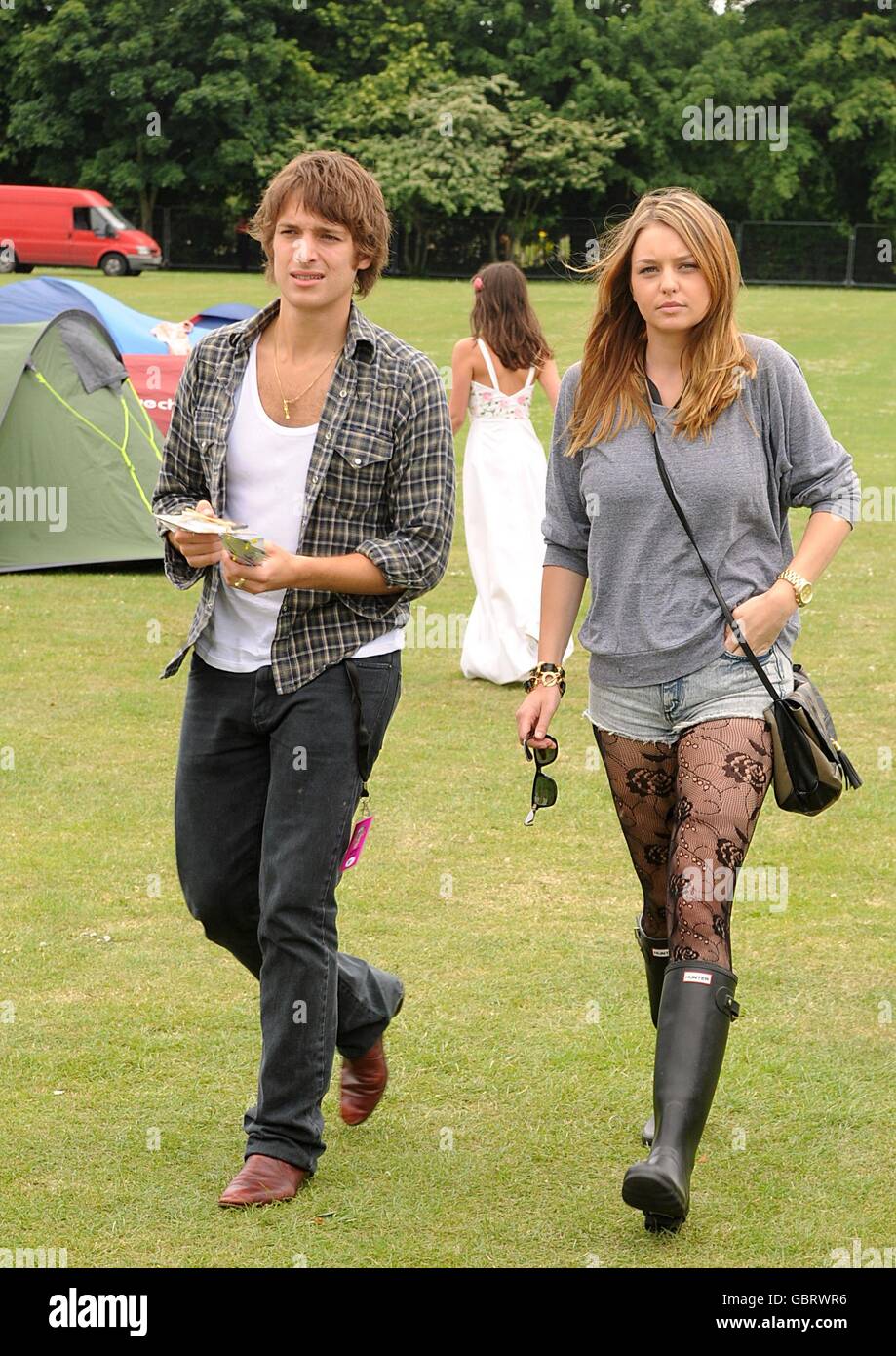 Paolo Nutini (links) und Freundin Teri backstage beim Isle of Wight