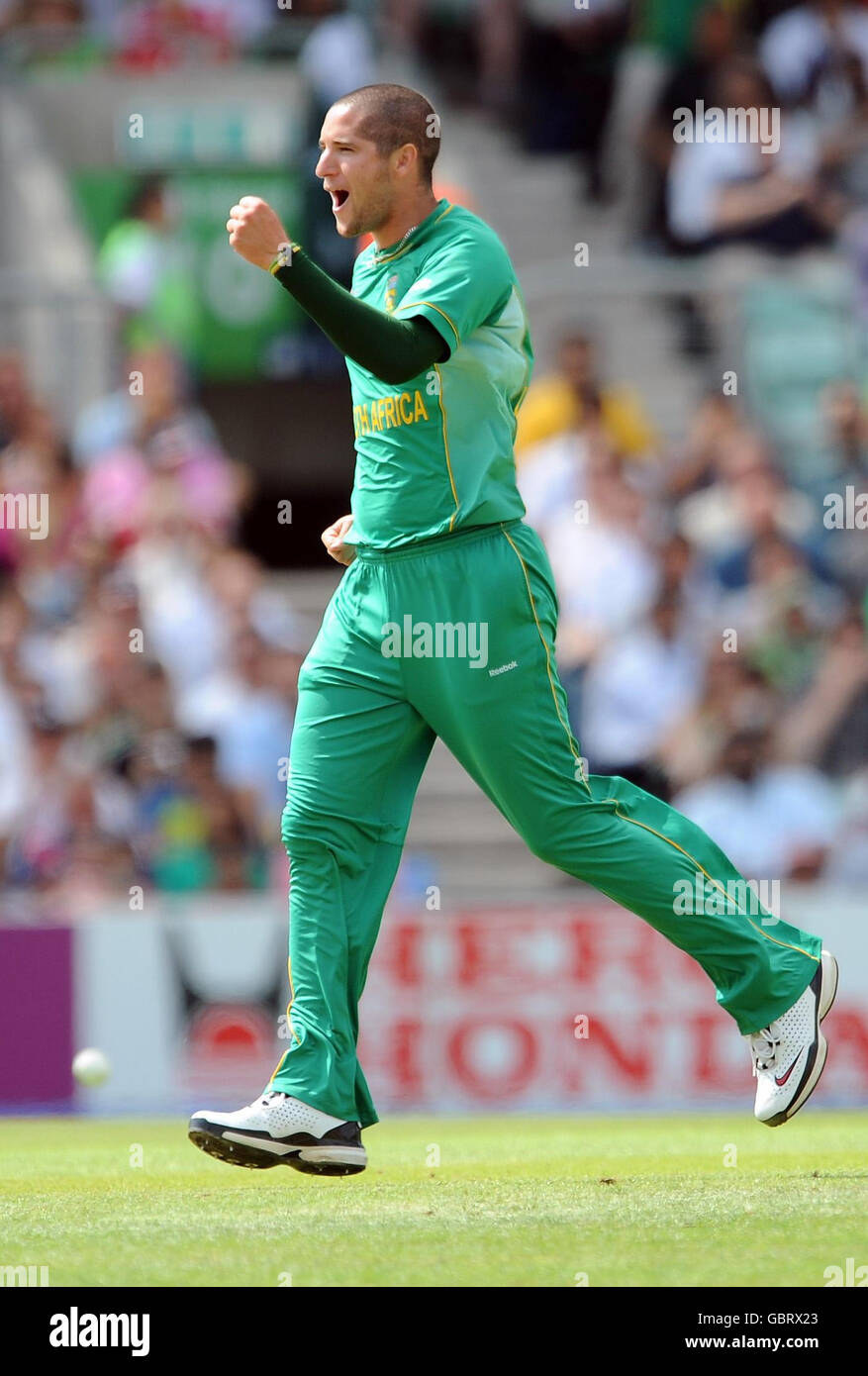 Der Südafrikaner Wayne Parnell feiert, nachdem er während des ICC World Twenty20 Super Eights-Matches im Brit Oval, London, das Dickicht des westindischen Kapitäns Chris Gayle genommen hat. Stockfoto