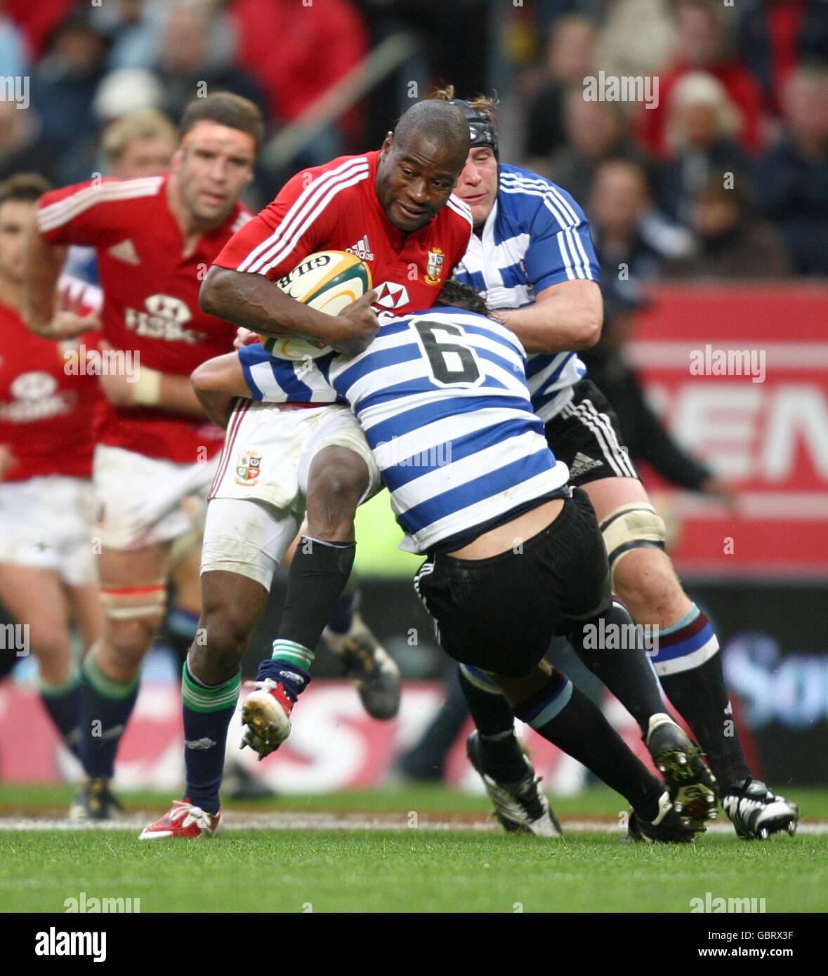 Die britische und irische Lions' Ugo Monye wird von Western angegangen Pieter Louw Stockfoto