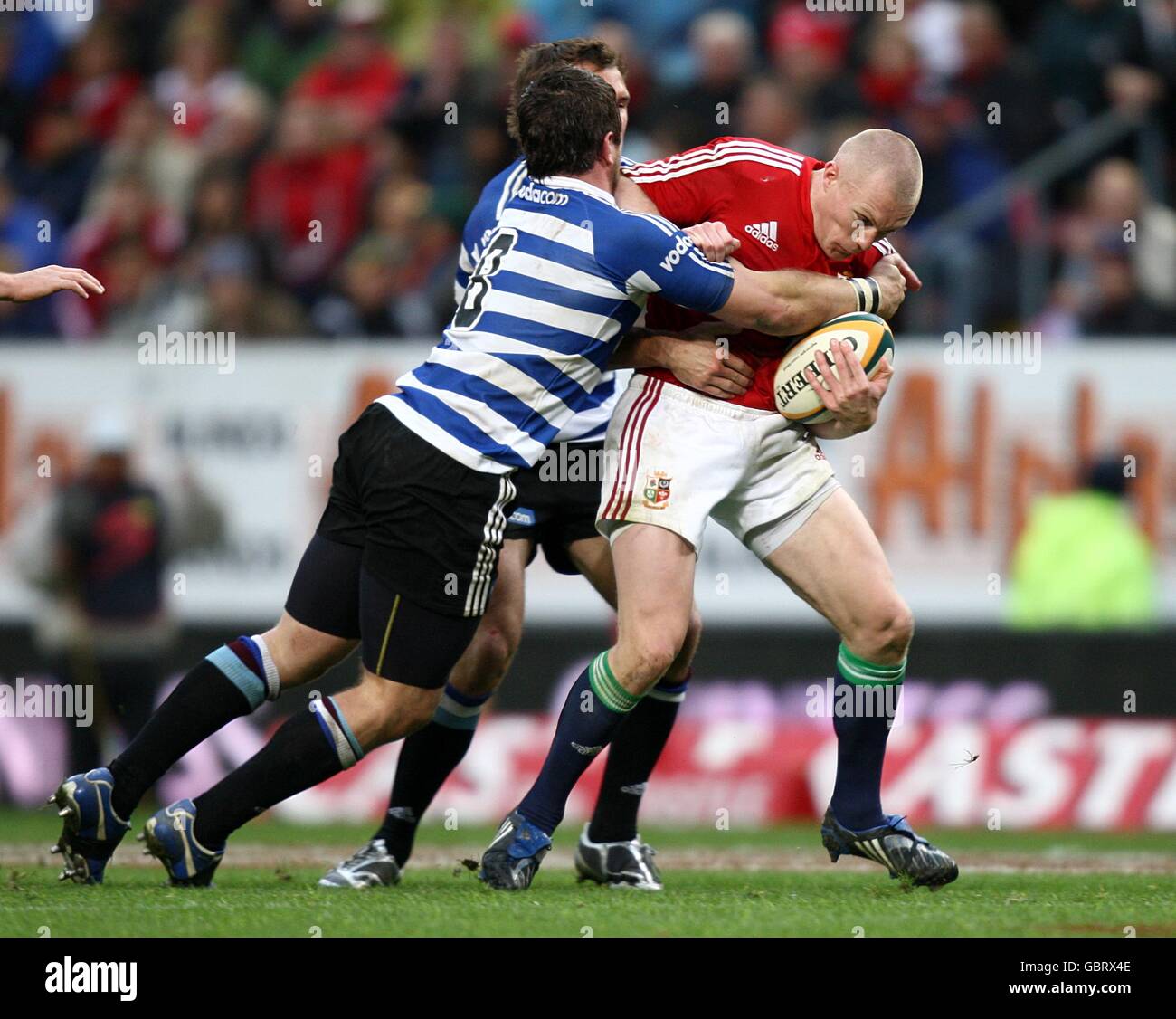Rugby Union - Tour Match - Western Province V British and Irish Lions - Newlands Stadium. Keith Earls von British and Irish Lions versucht, Luke Watson aus der Western Province das Tackle zu brechen (links) Stockfoto