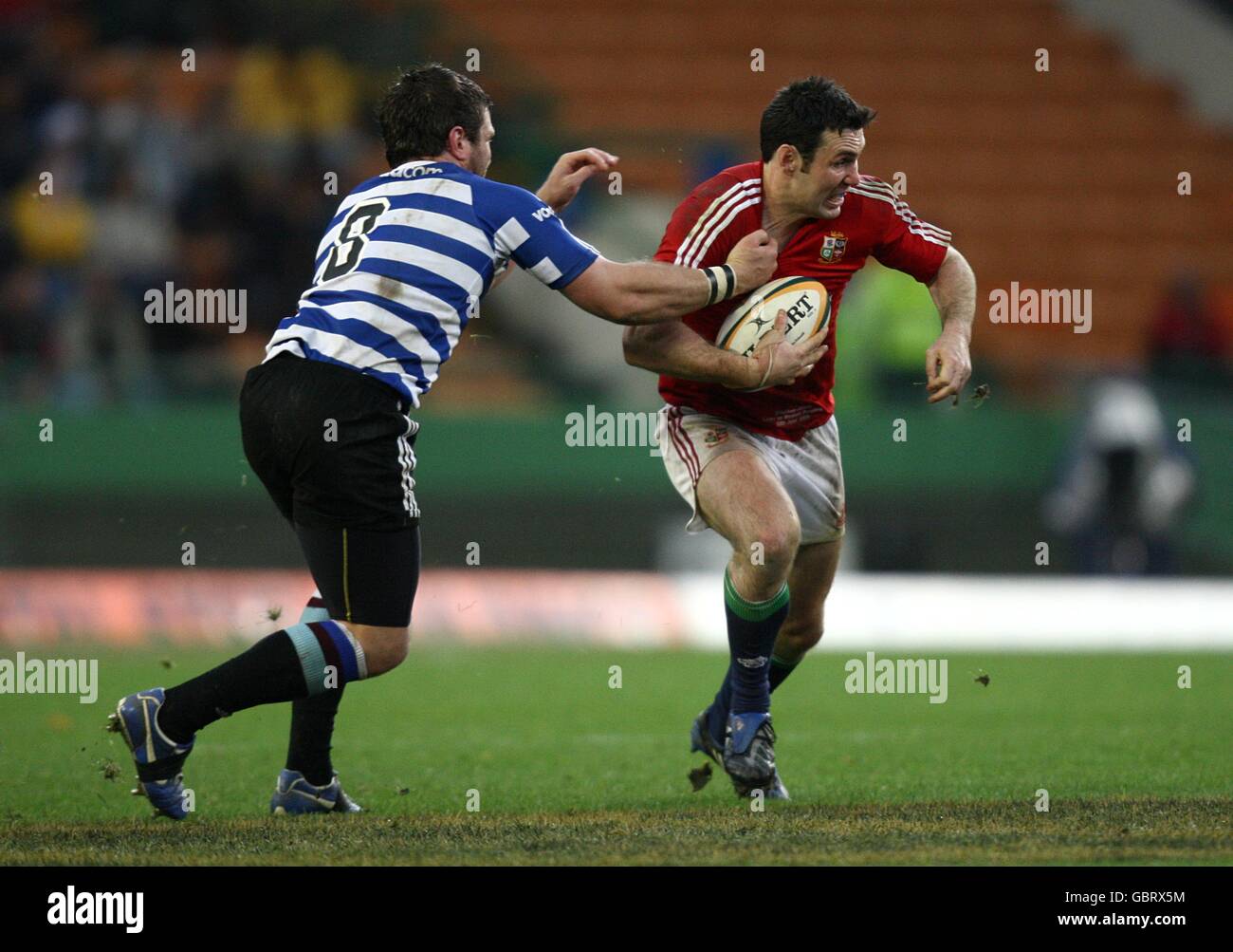 Rugby Union - Tour Match - Western Province V British and Irish Lions - Newlands Stadium. Stephen Jones von British and Irish Lions wird von Luke Watson, einem Vertreter der Western Province, zurückgezogen Stockfoto