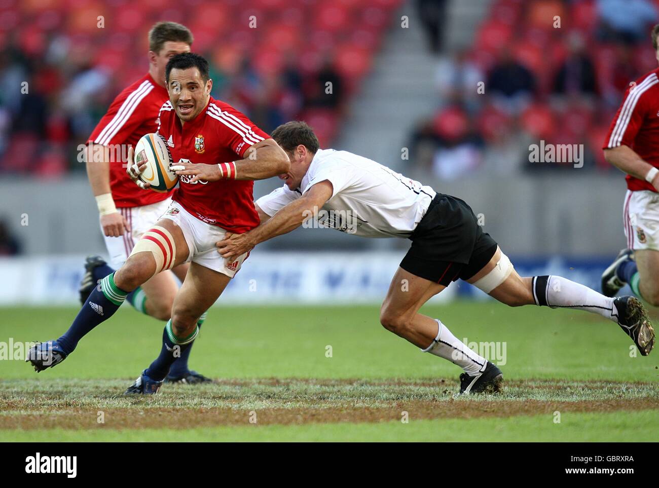 Rugby Union - Tour Match - Southern Kings gegen britische und irische Löwen - Nelson Mandela Bay Stadium. Riki Flutey von British und Irish Lions weicht dem Angriff von Jaco van der Westhuyzen von Southern Kings aus Stockfoto