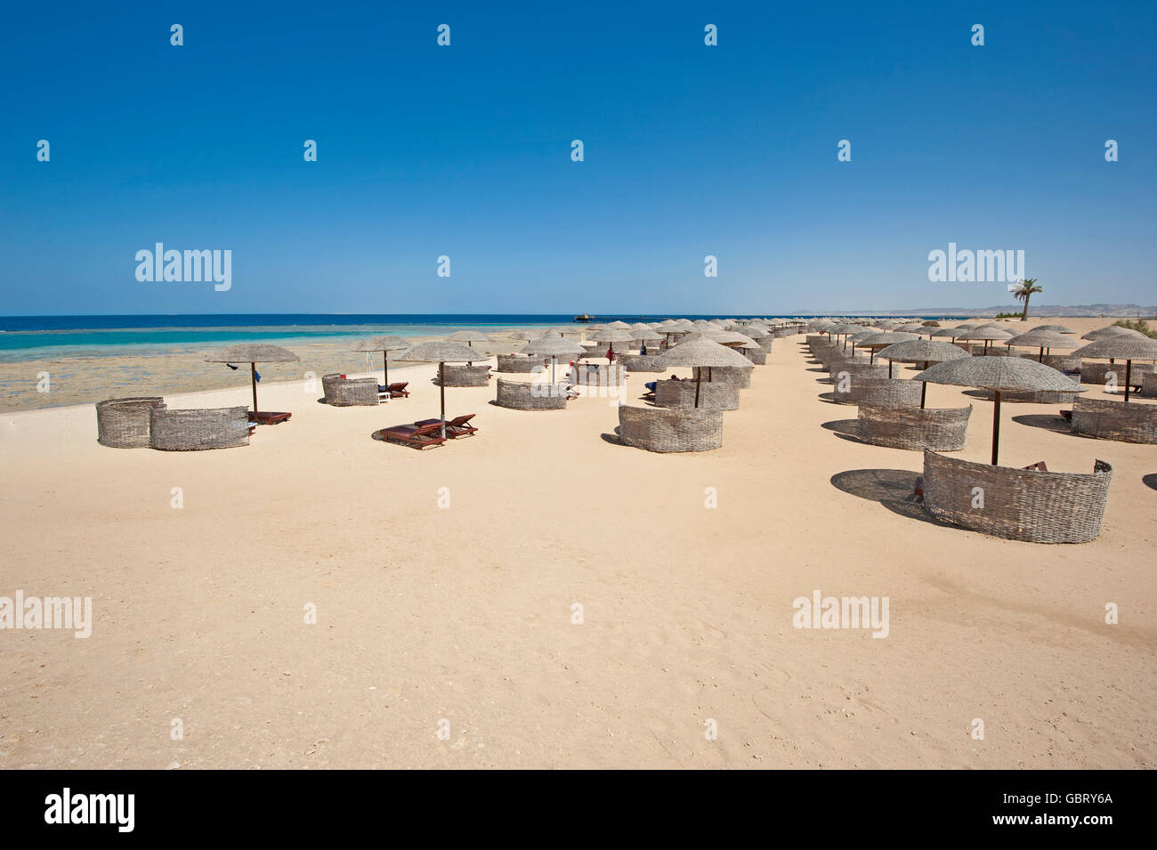 Blick über große Tropical Hotel Resort Strand mit Liegestühlen und Sonnenschirmen Stockfoto