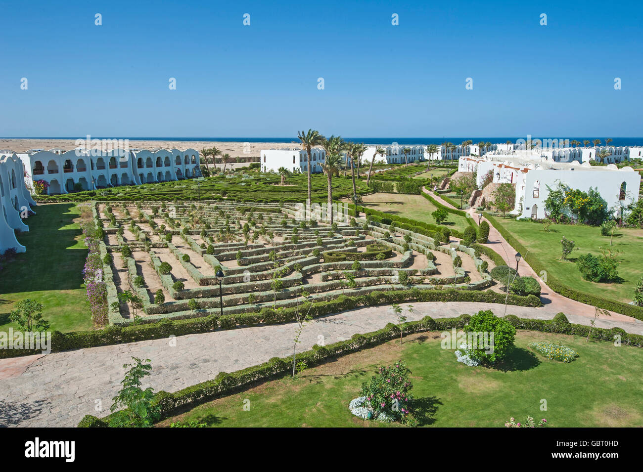 Luftaufnahme über Gärten und Hedge Labyrinth von großen, luxuriösen Tropical Hotel Resort Stockfoto