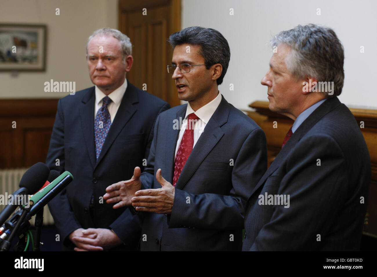 Der rumänische Botschafter im Vereinigten Königreich, Dr. Ion Jinga, Zentrum mit dem Ersten Minister Peter Robinson (rechts) und dem stellvertretenden Ersten Minister Martin McGuinness (links) treffen sich in Stormont, um über die Notlage der 20 rumänischen Familien zu sprechen, die durch rassistische Angriffe aus ihren Häusern in Belfast vertrieben wurden. Stockfoto