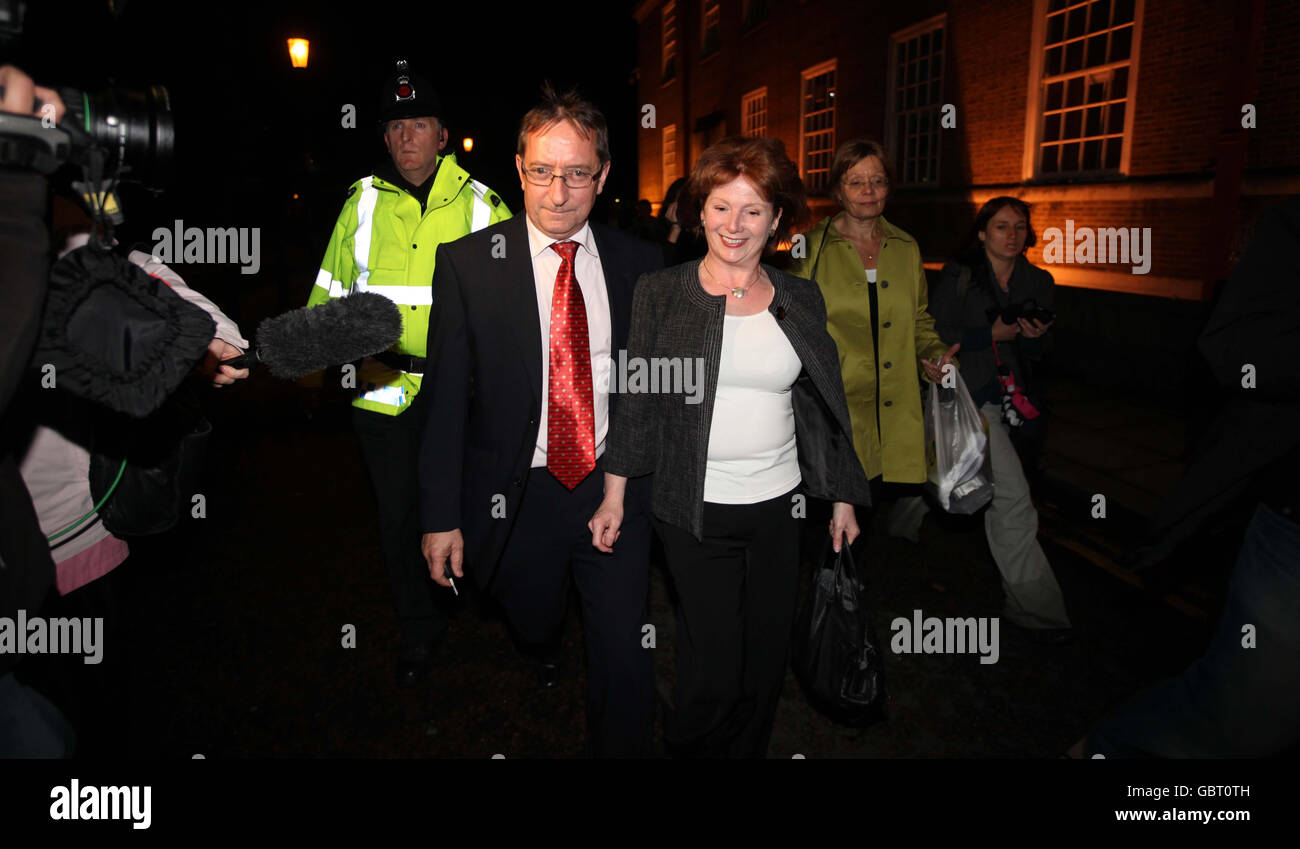Hazel Blears und ihr Mann Michael Halsall verlassen den Bürgerrat von Salford, Salford, Manchester, nachdem sie eine Abwahl überlebt hatte. Stockfoto