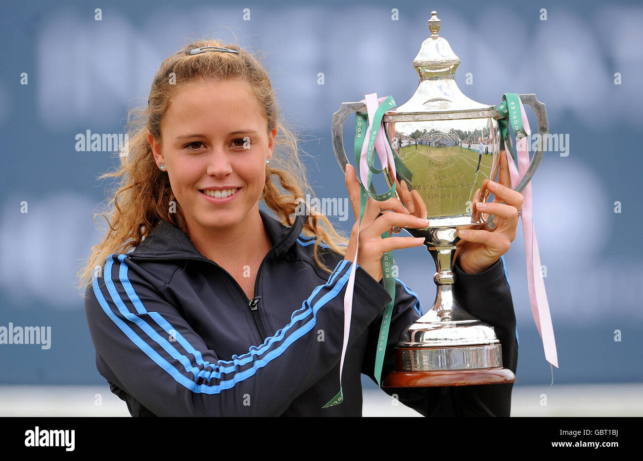Tennis - Liverpool International Tournament 2009 - Tag Vier - Calderstones Park. Die Portugalerin Michelle Larcher De Brito feiert nach dem Gewinn des Liverpool International Tennis Tournament Stockfoto