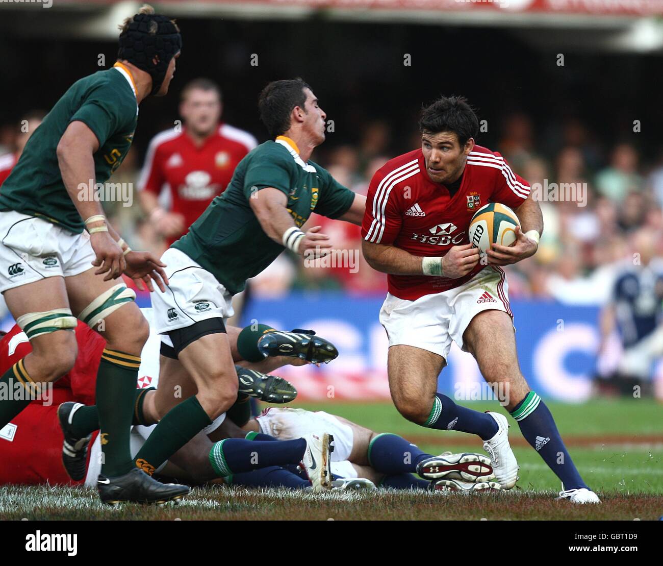 Mike Phillips (rechts) von British und Irish Lions versucht es zu schaffen Eine Pause von der Rückseite des Scrum Stockfoto