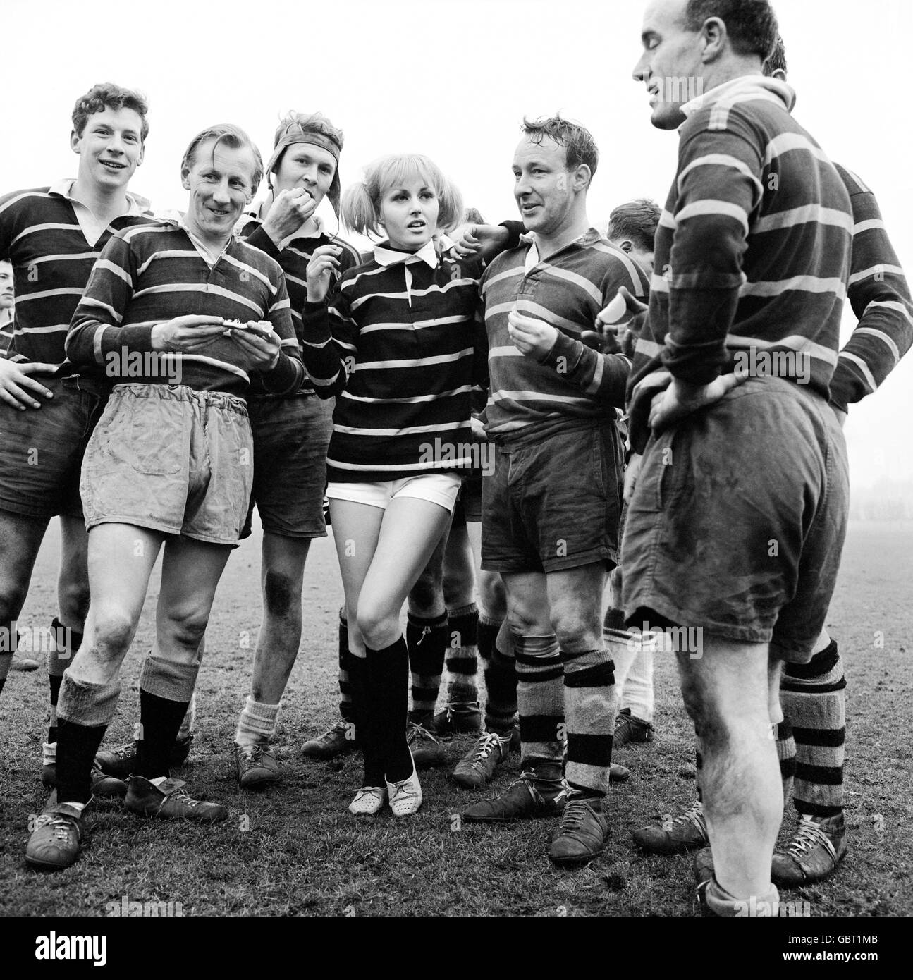 Rugby Union. Modell Robina Lake mit Mitgliedern des Catford Bridge Rugby Clubs Stockfoto