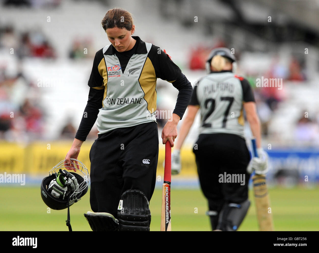 Die Neuseeländerin Amy Satterthwaite verlässt das Feld niedergeschlagen, nachdem sie ihr Wicket während des Finales des Women's ICC World Twenty20 in Lords, London, verloren hat. Stockfoto