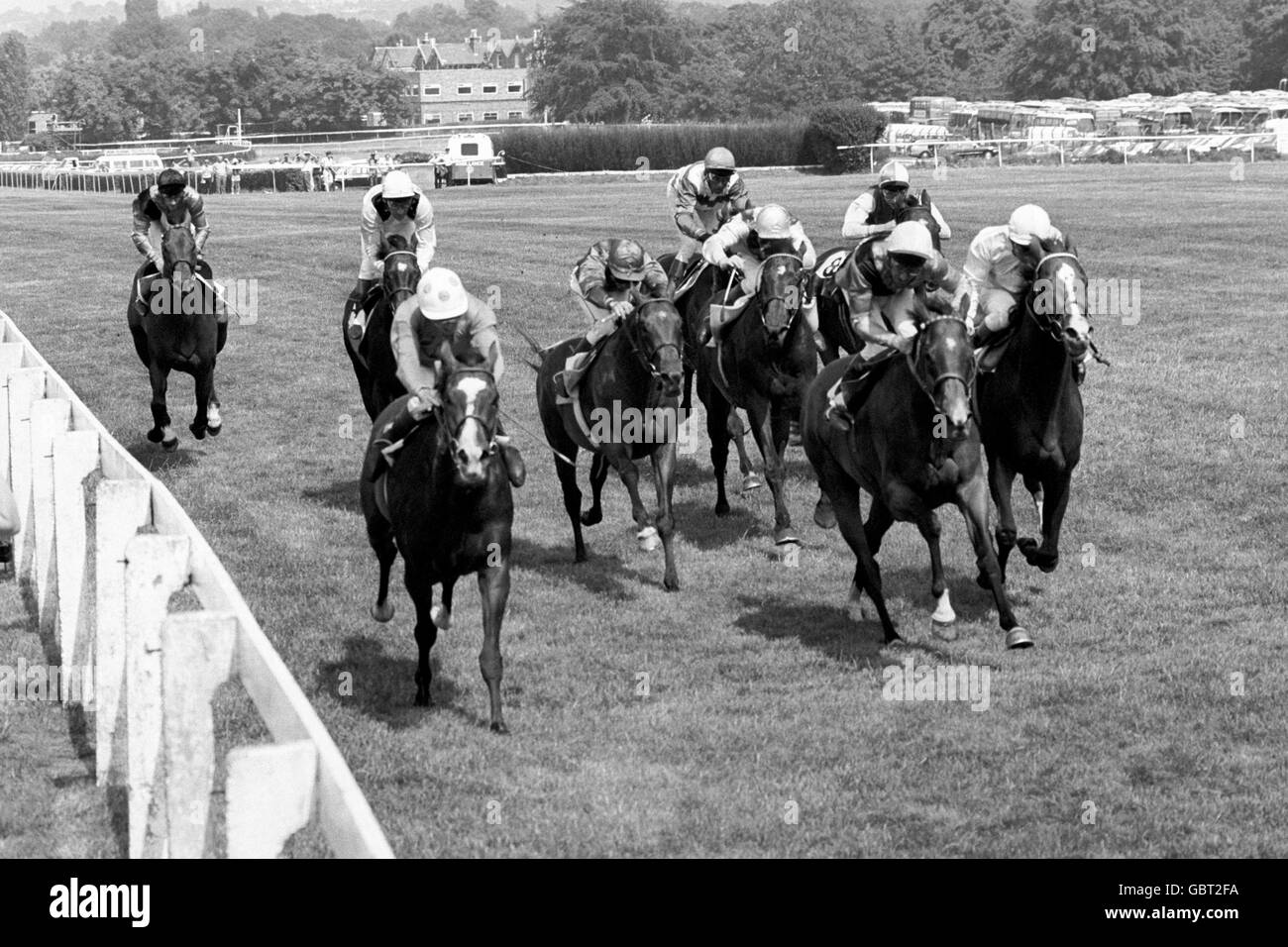 Das Feld auf der Linie mit späteren Sieger Sadler's Wells (links) mit Pat Eddery bis kämpfen für die Führung aus dem zweiten Platz Time Charter (2. Rechts), die Mount von Joe Mercer, und Dritter platziert Morcon (extreme rechts) mit Willie Carson oben. Stockfoto