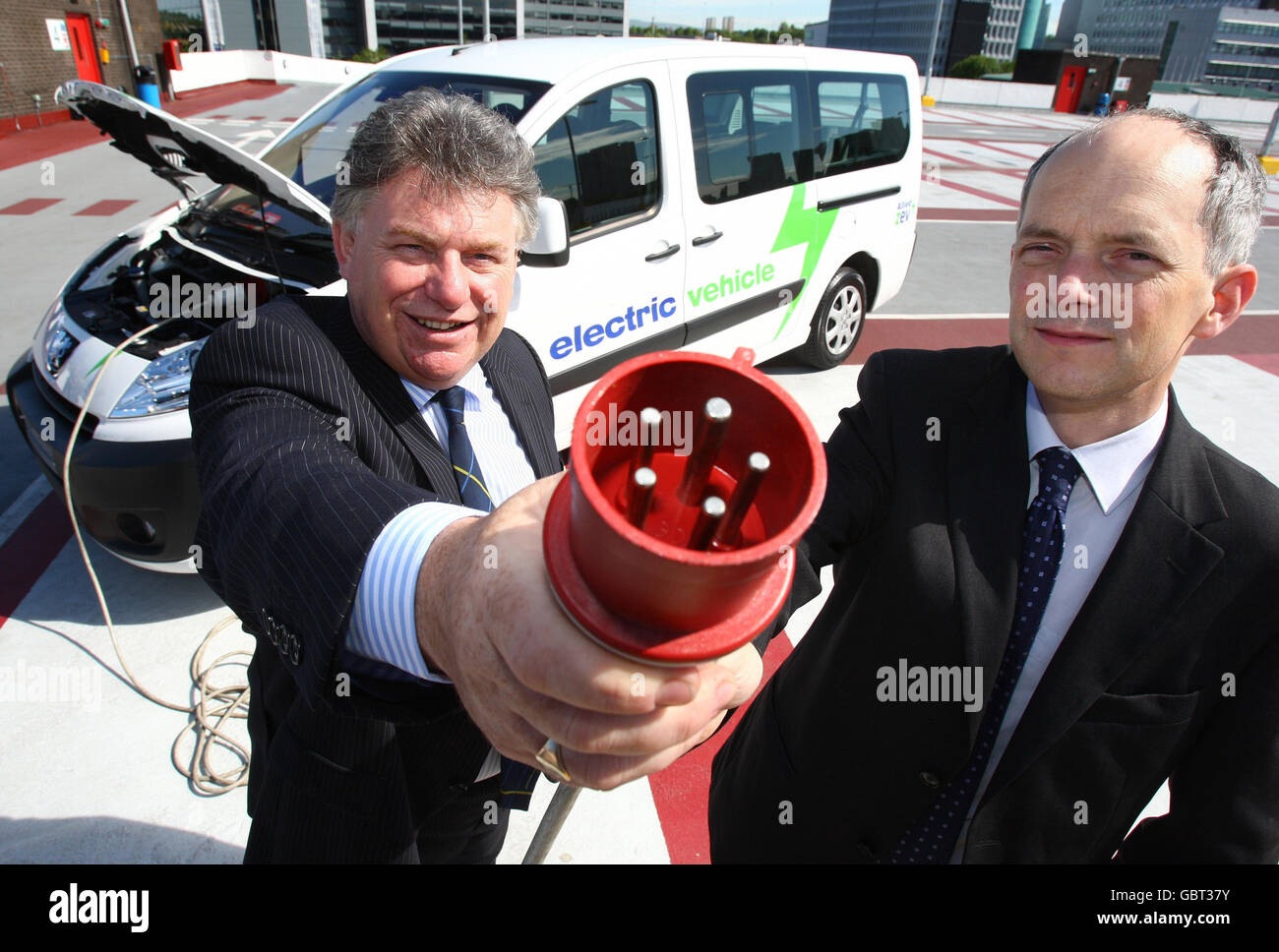 Paul Whittemore vom Technology Strategy Board und Paul Nelson von Allied Vehicles (links) mit einem elektrischen Peugeot-Fahrzeug. Allied A Fahrzeuge sind Teil des schottischen Konsortiums hinter dem Peugeot Electric Cars Projekt, das einen Anteil an den 25 Millionen gewonnen hat, die die Regierung anbietet, um 40 Elektrobatterieautos in Glasgow zu entwerfen, zu testen und in Produktion zu bringen. Stockfoto