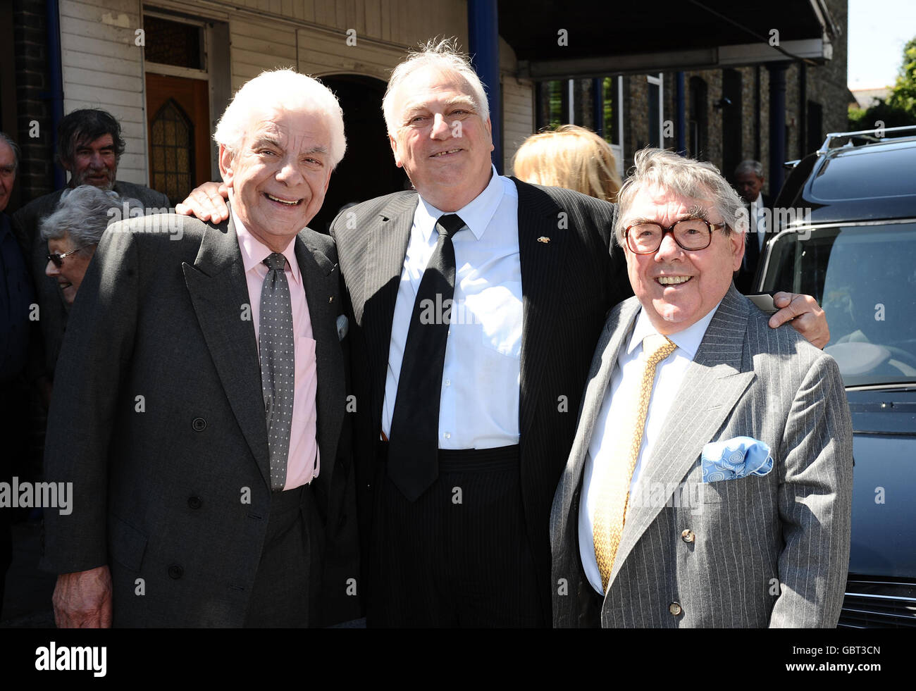 (Links - rechts) Barry Cryer, Roy Hudd und Ronnie Corbett verlassen das Begräbnis von Danny La Rue in der Church of the Transfiguration in Kensal Rise, London. Stockfoto