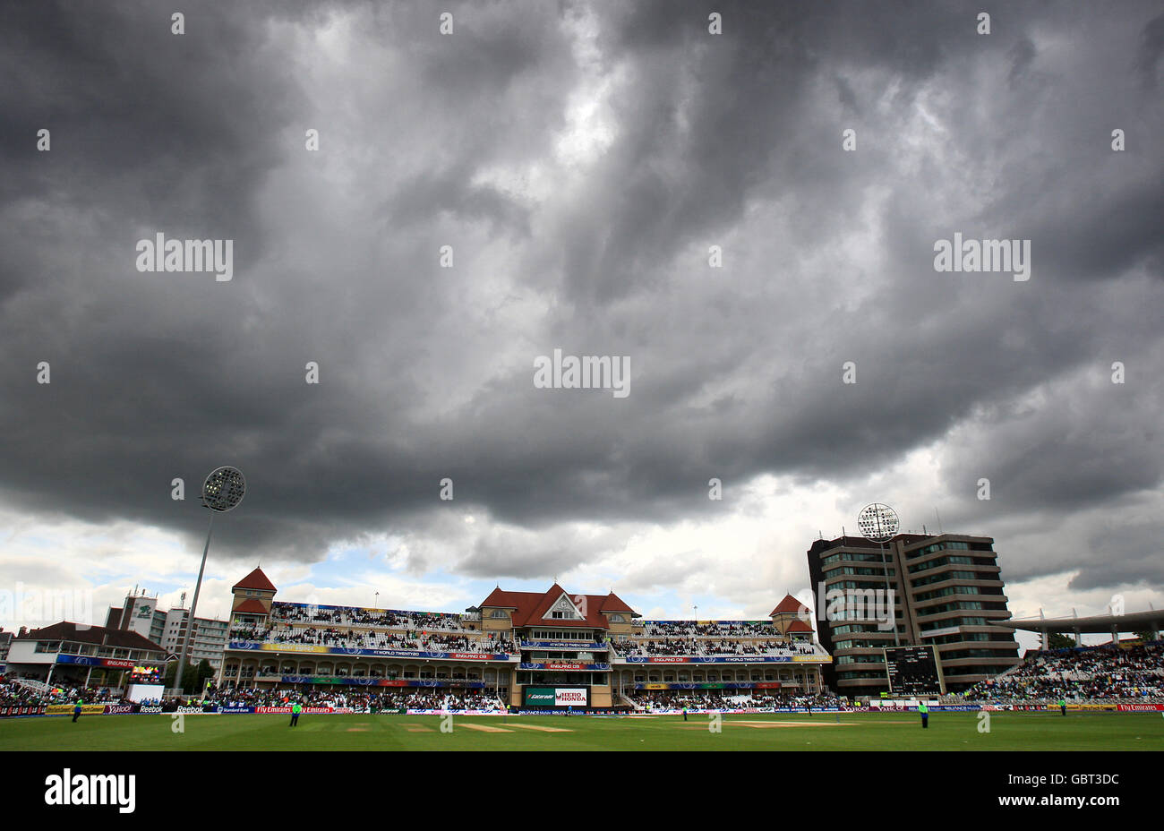 Cricket - ICC World Twenty20 Cup 2009 - Halbfinale - Südafrika - Pakistan - Trent Bridge. Allgemeine Ansicht der Regenwolken, die sich über der Trent Bridge versammeln Stockfoto