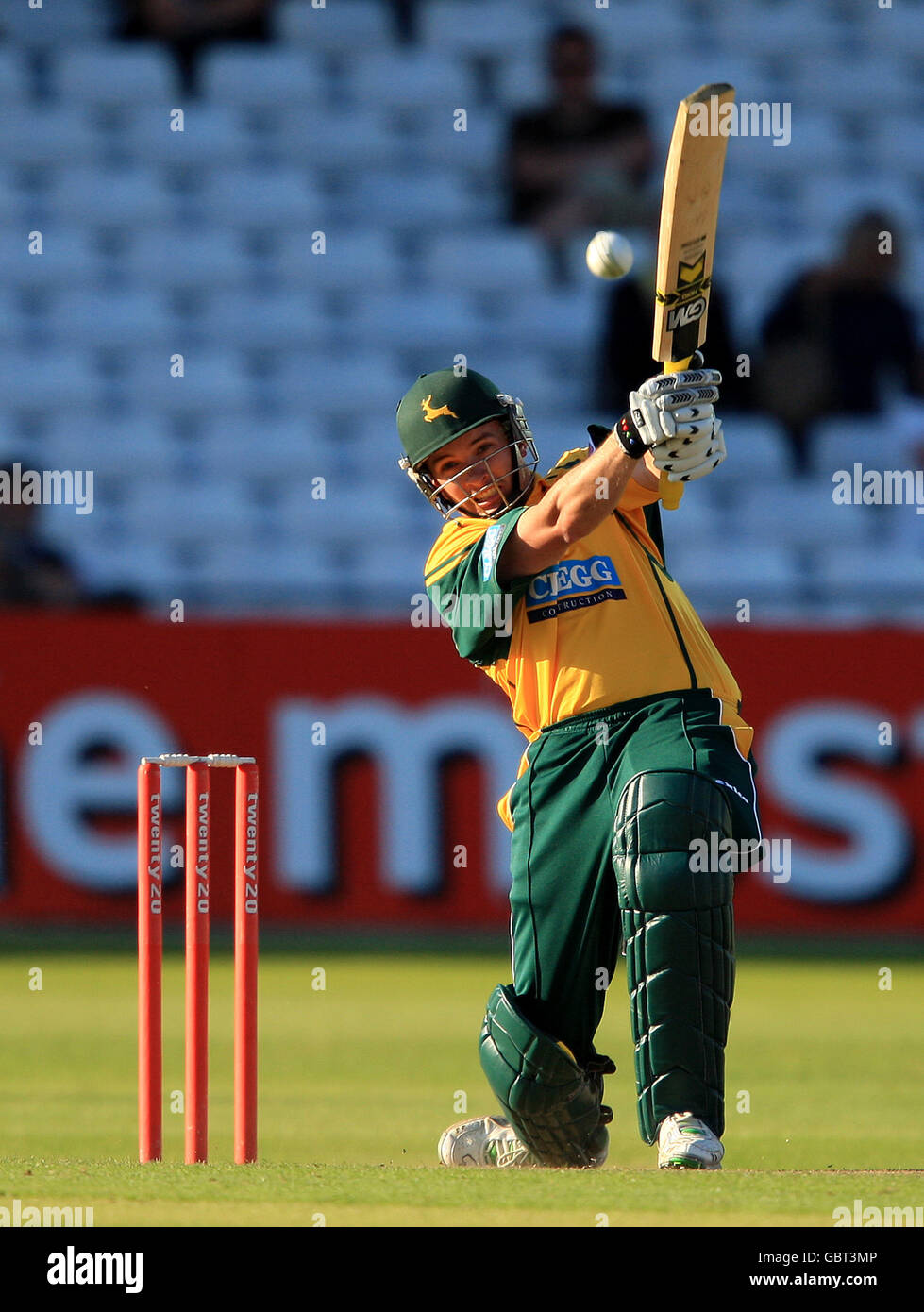 Cricket - Twenty20 Cup 2009 - North Division - Nottinghamshire Outlaws / Leicestershire Foxes - Trent Bridge. Matt Wood von Nottinghamshire Outlaws schlägt zu Stockfoto