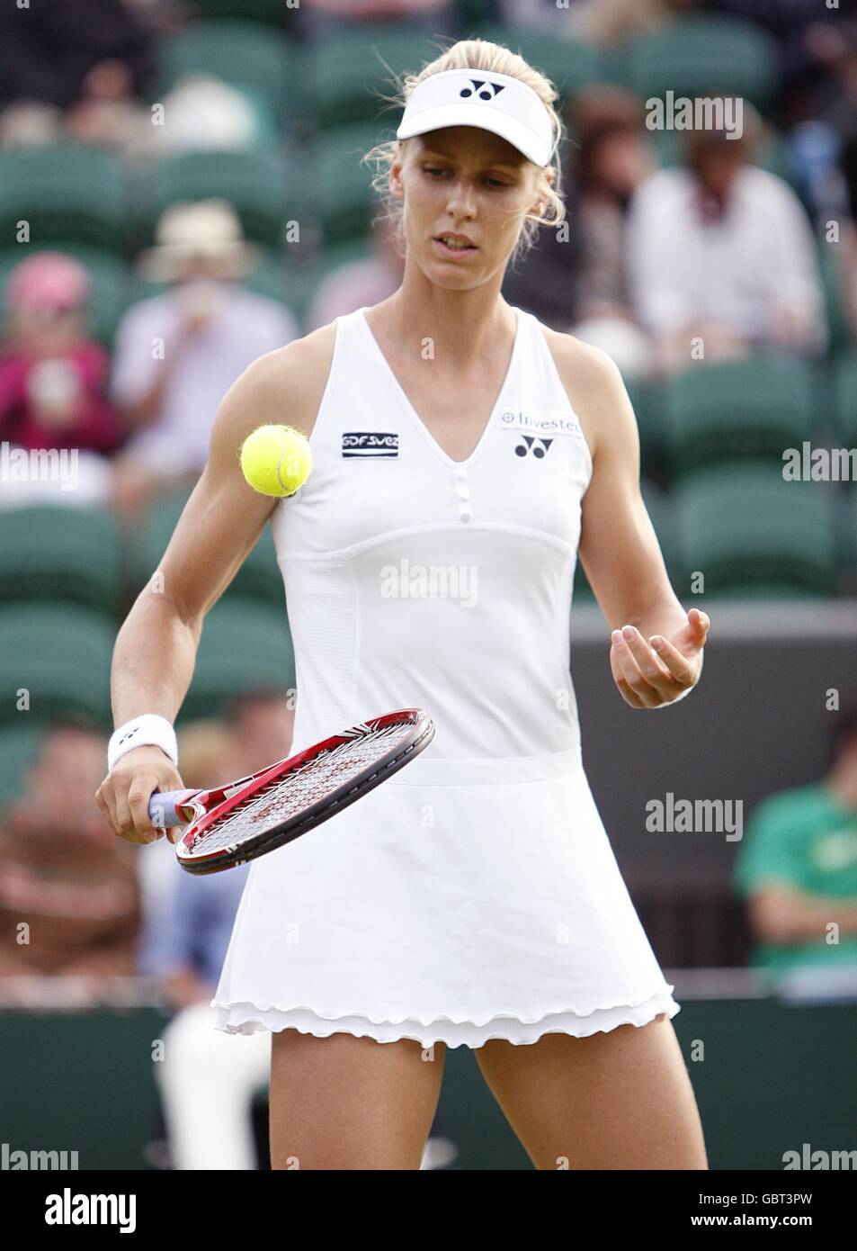 Russlands Elena Dementieva im Kampf gegen Frankreichs Aravane Rezai während Die Wimbledon Championships 2009 im All England Tennis Club Stockfoto