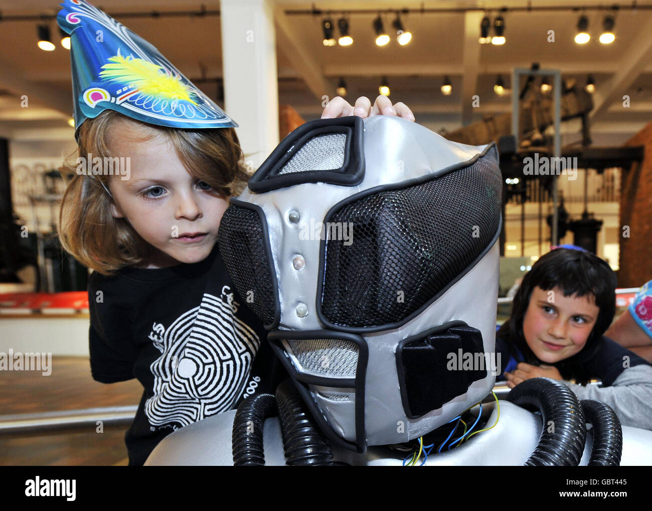 Kinder spielen mit einem Roboter während einer Jubiläumsfeier im Science Museum in London. Stockfoto