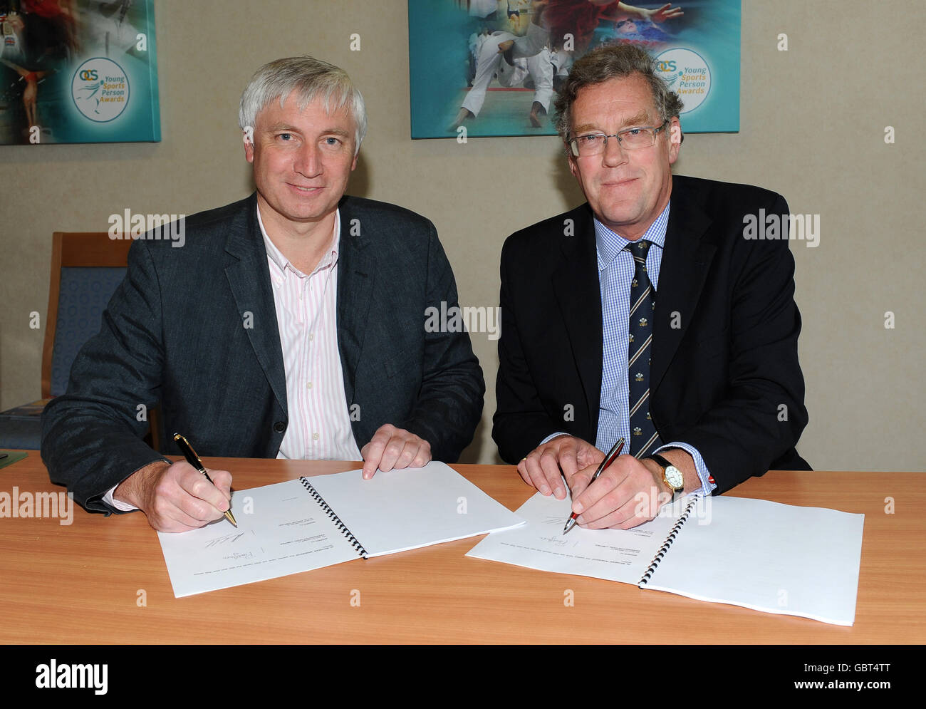 OCS-Chef Chris Cracknell (links) und Surrey CCC-Geschäftsführer Paul Sheldon (rechts) unterzeichnen den neuen 10-Jahres-Vertrag für den OCS-Stand. Stockfoto