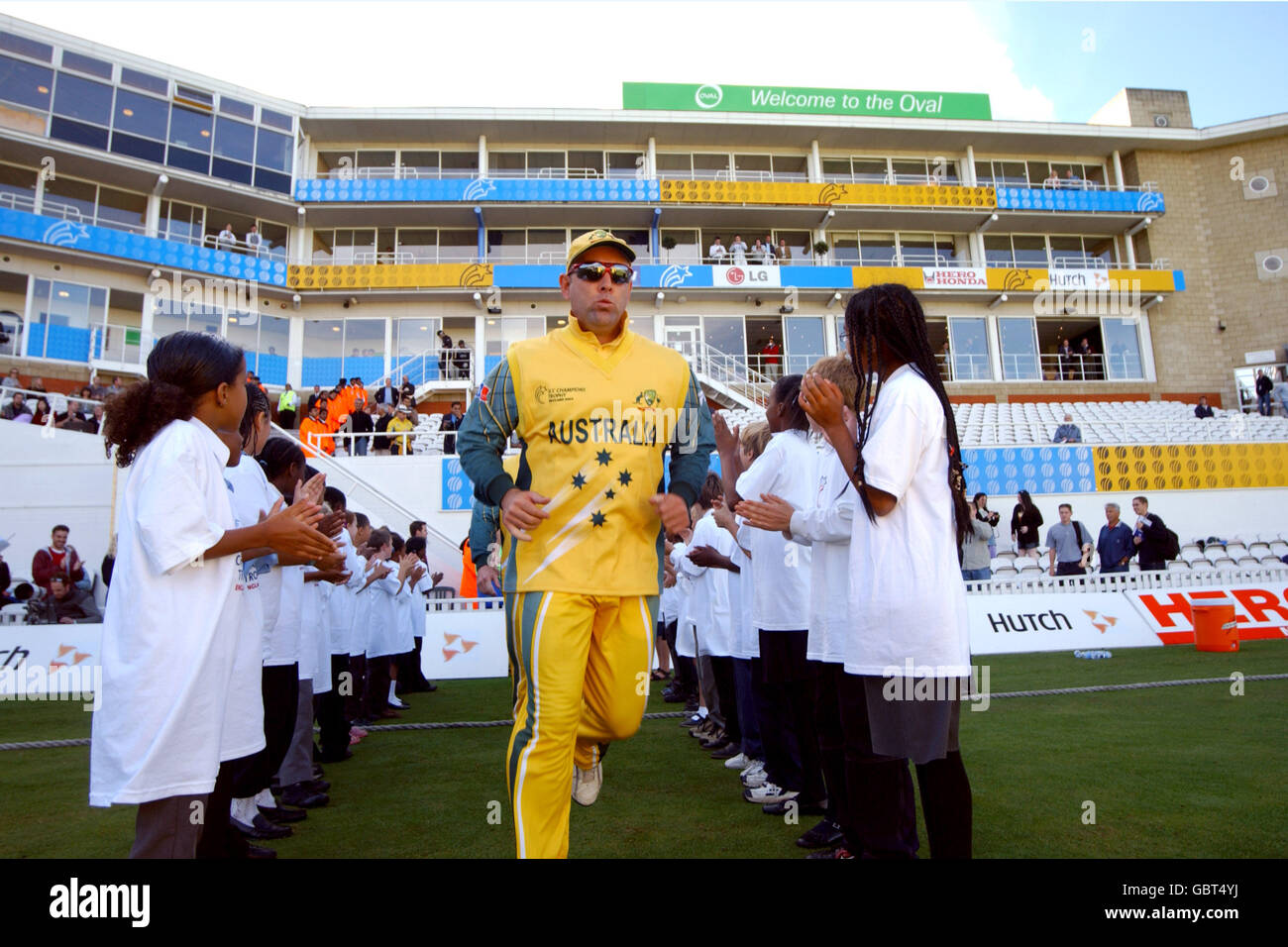 Cricket - ICC Champions Trophy 2004 - Australien / Neuseeland. Darren Lehmann aus Australien joggt auf das Spielfeld Stockfoto