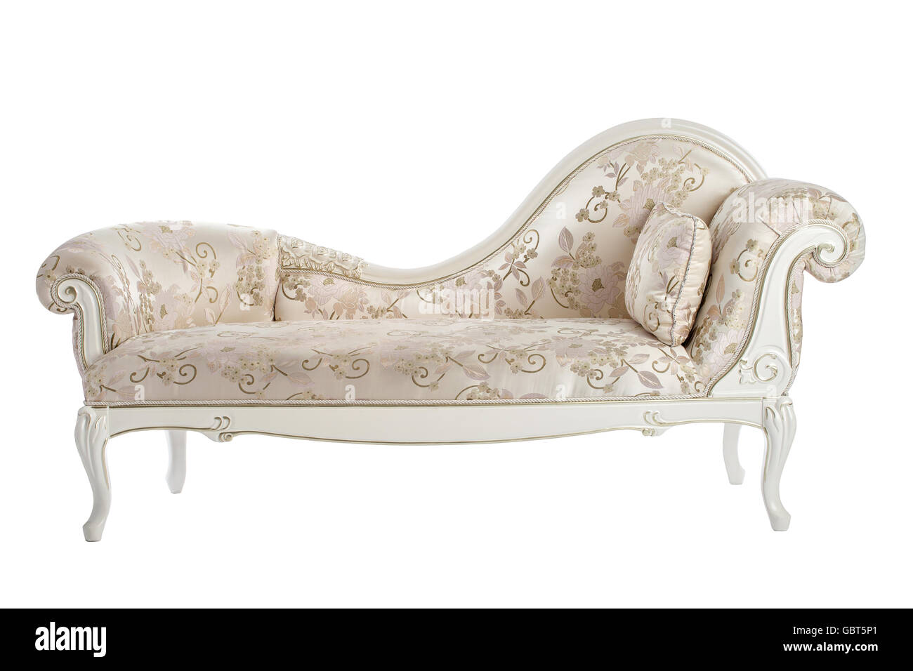 Geschnitzte Couch in der Renaissance, isoliert auf weißem Hintergrund Barock. Stockfoto