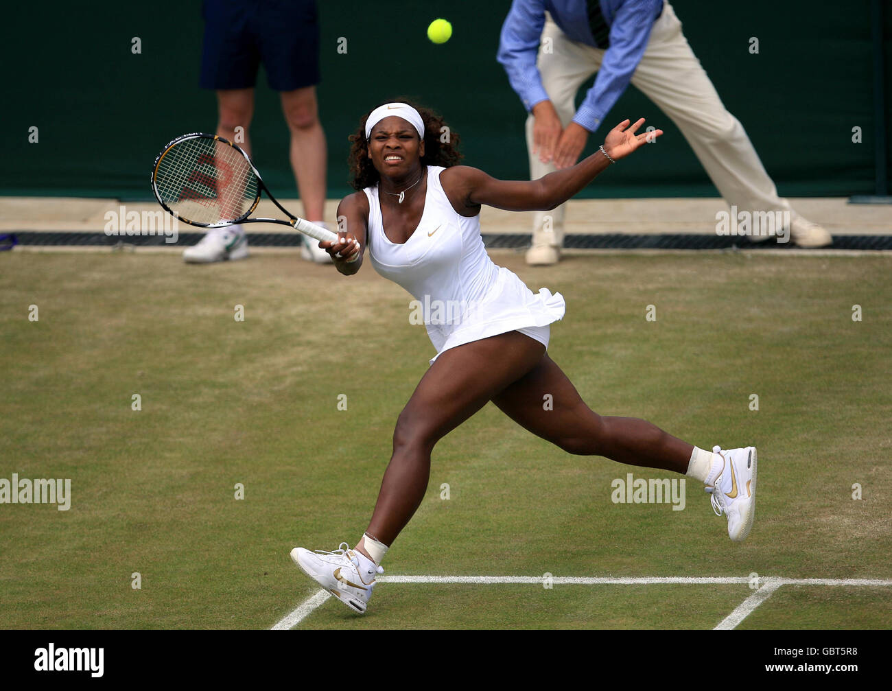 Die USA Serena Williams im Einsatz gegen die italienische Roberta Vinci während der Wimbledon Championships 2009 beim All England Lawn Tennis and Croquet Club, Wimbledon, London. Stockfoto