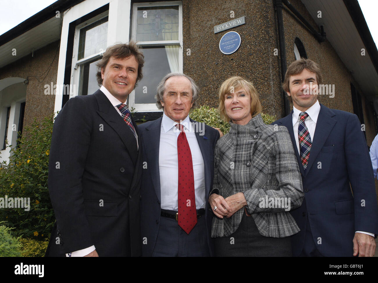 Sir Jackie Stewart wird als Freeman von West Dunbartonshire geehrt, als er eine Tafel mit Frau Helen und den Söhnen Mark (links) und Paul in dem Haus enthüllt, in dem er in Dumbarton aufgewachsen ist. Stockfoto