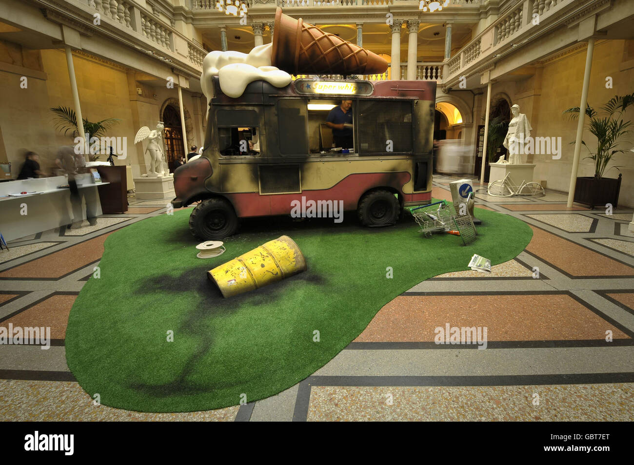 Eine Installationskunst, die einen abgewrackten und grafikierten Eiswagen im Bristol Museum zeigt, wo der Künstler Banksy seine Arbeiten ausstellt. Stockfoto