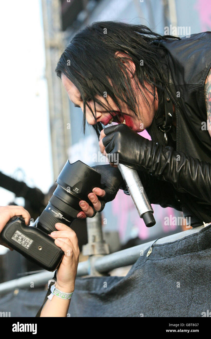 Marilyn Manson tritt auf der Hauptbühne während des Download Festivals 2009 im Donnington Park in Derby auf. Stockfoto