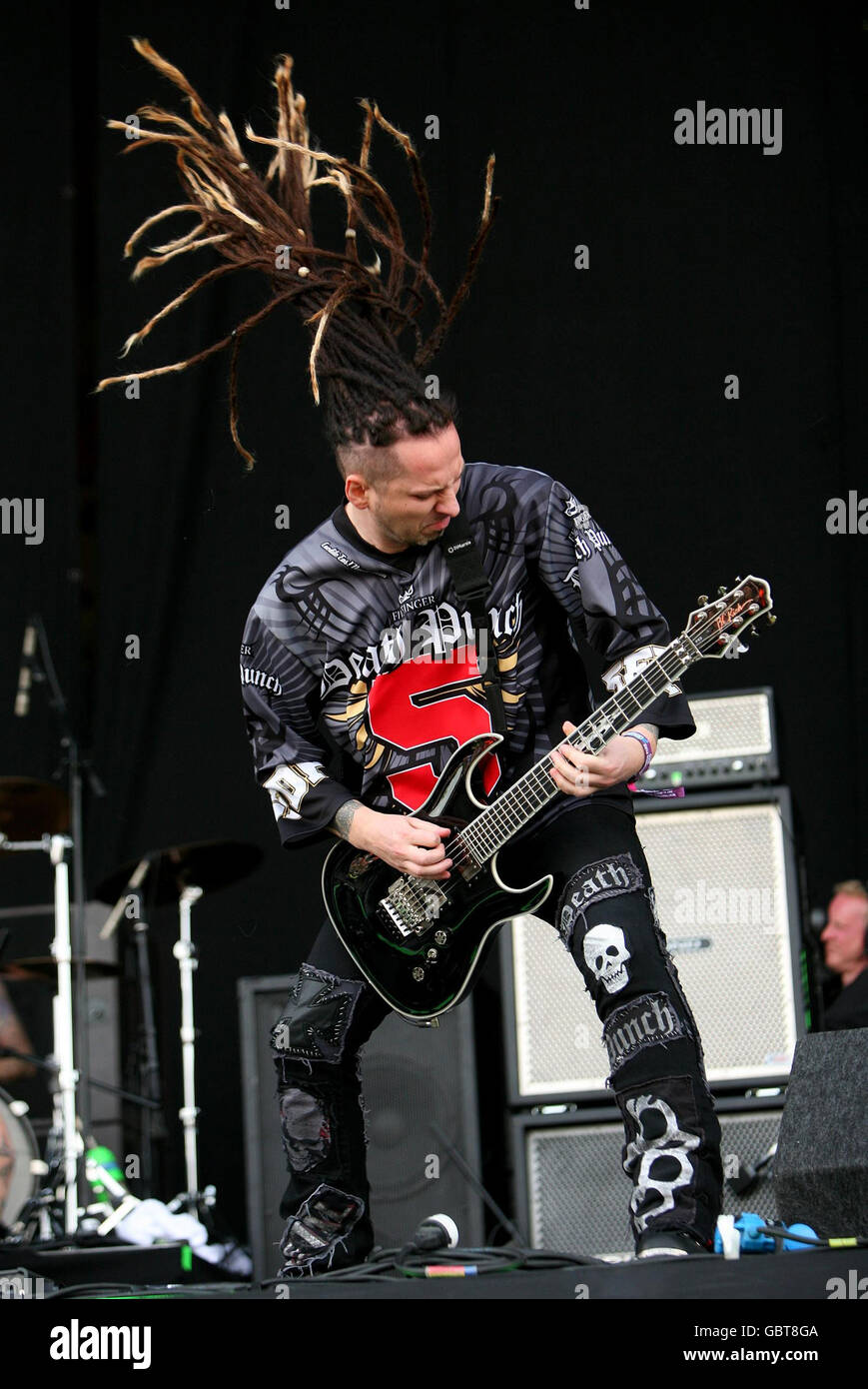 Gitarrist Zoltan Bathory der Band Five Finger Death Punch tritt auf der Hauptbühne während des Download Festivals 2009 im Donnington Park in Derby auf. Stockfoto