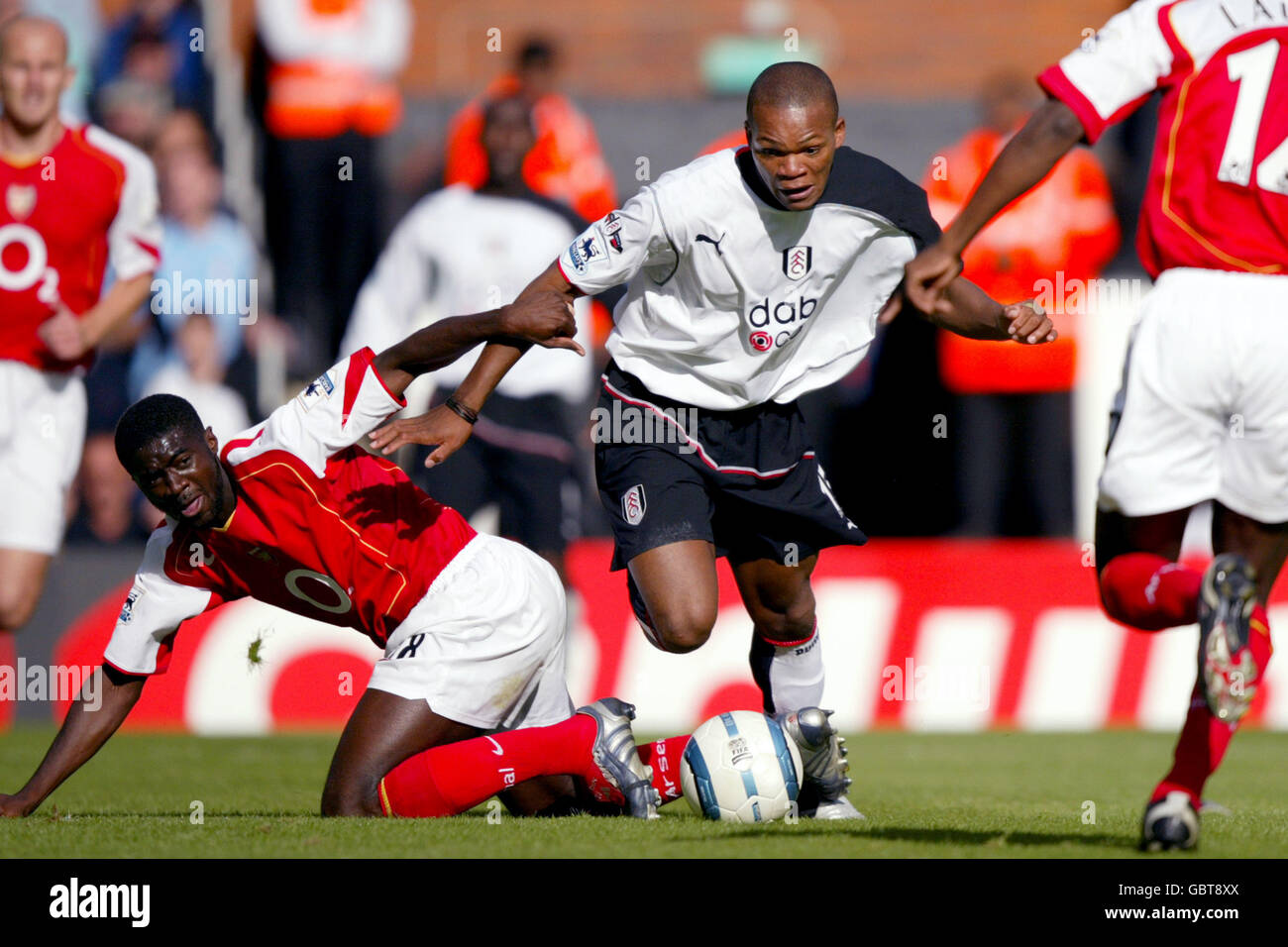 Fulhams Collins John (r) bricht sich von Arsenals Kolo Toure ab (l) Stockfoto