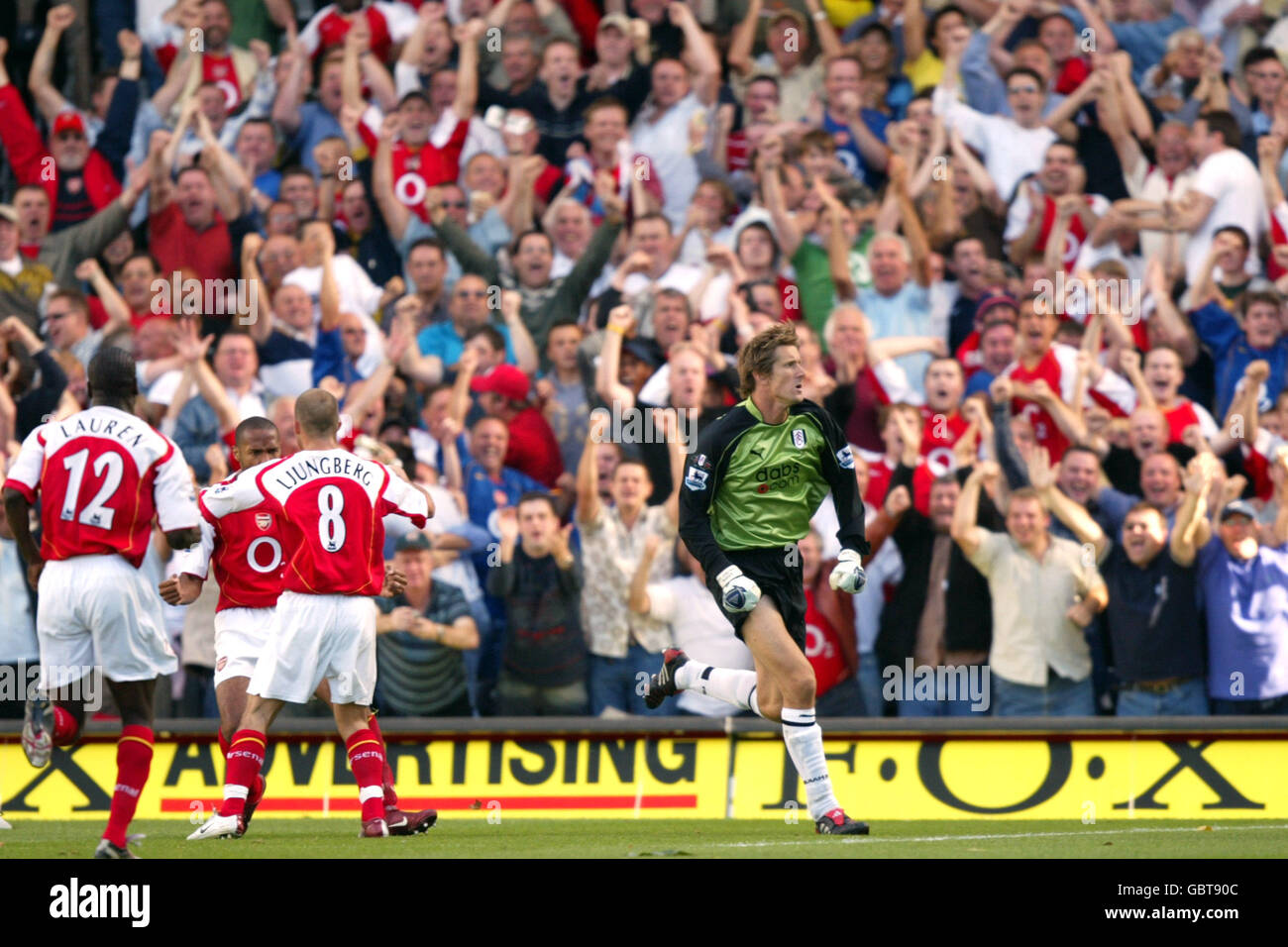 Arsenal-Spieler feiern das Tor von Thierry Henry als Fulham-Torhüter Edwin Van der Sar geht zum Schiedsrichter Stockfoto