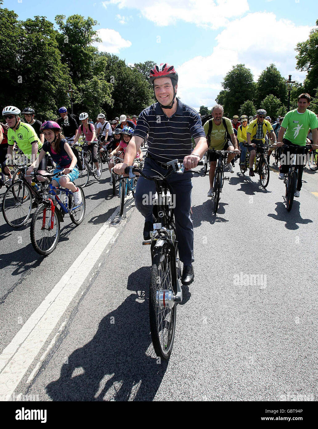 Verkehrsminister Noel Dempsey zum Start der National Bike Week im Phoenix Park in Dublin. Stockfoto