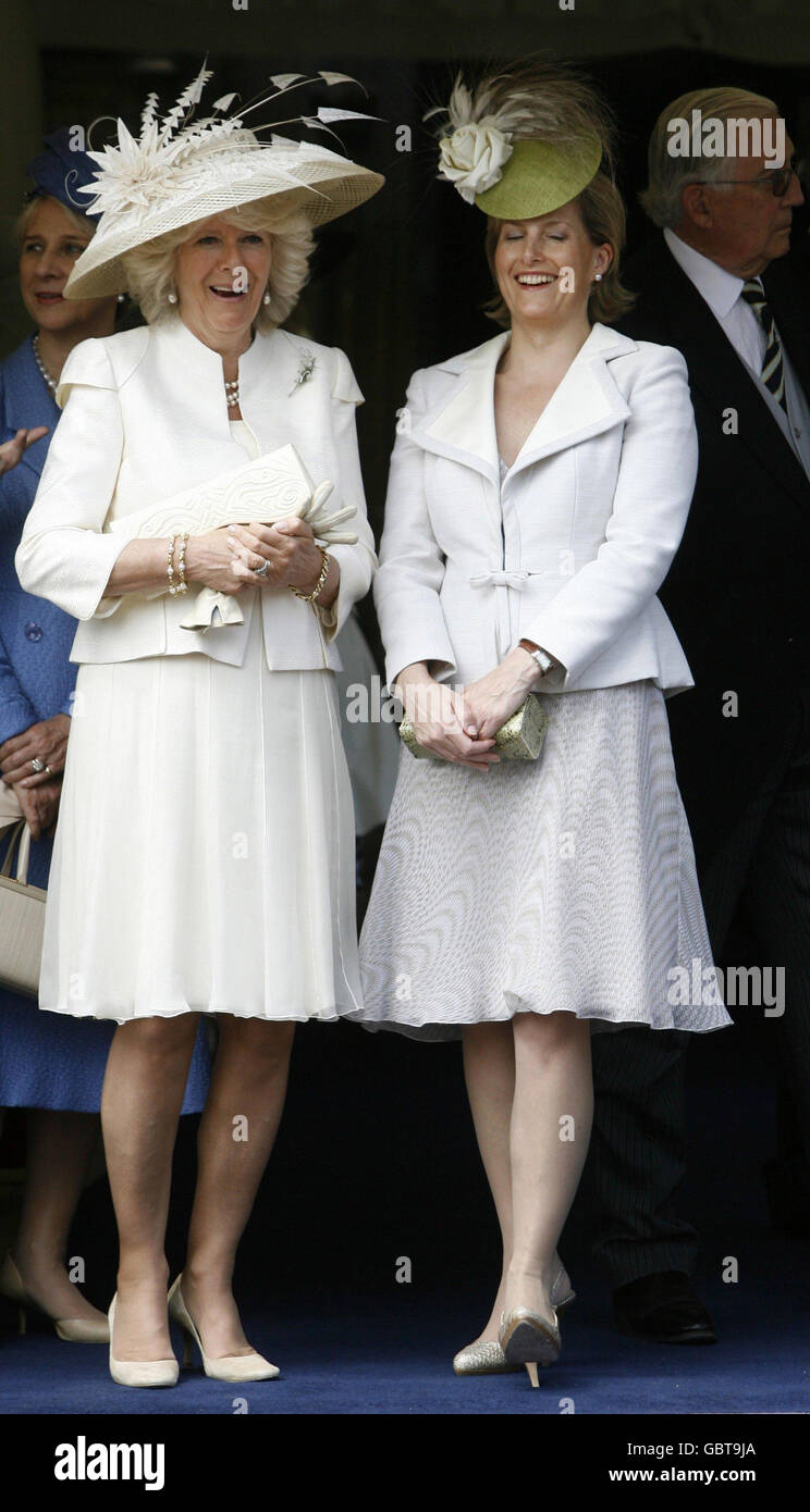 Die Herzogin von Cornwall (links) und die Gräfin von Wessex lachen vor der Ankunft der Prozession des Ritterordens in der St. George's Chapel im Windsor Castle in Windsor. Stockfoto