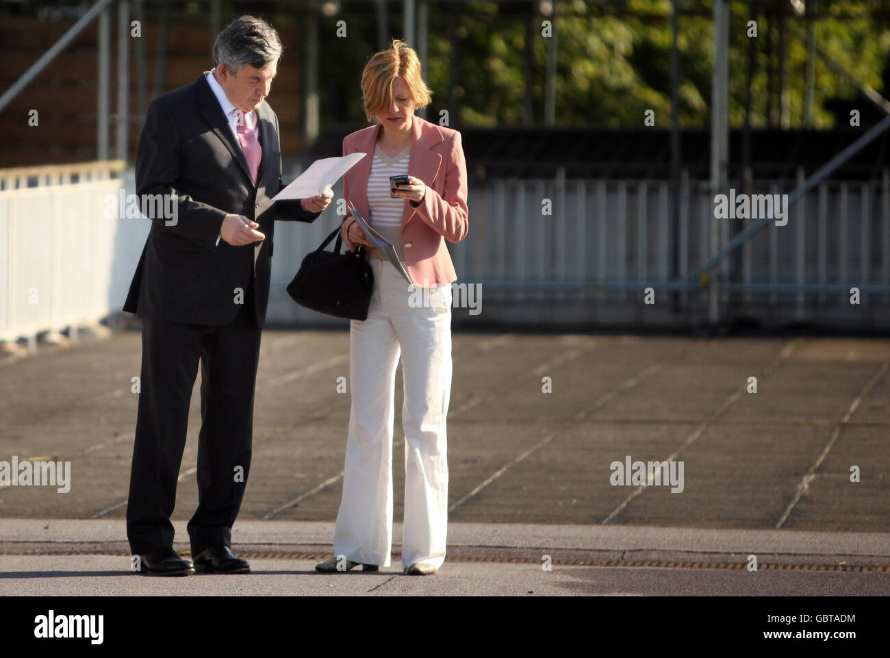 Prime Minster Gordon Brown liest eine Briefing, während er durch den Arqiva-Sender im Crystal Palace, London, tourt. Stockfoto