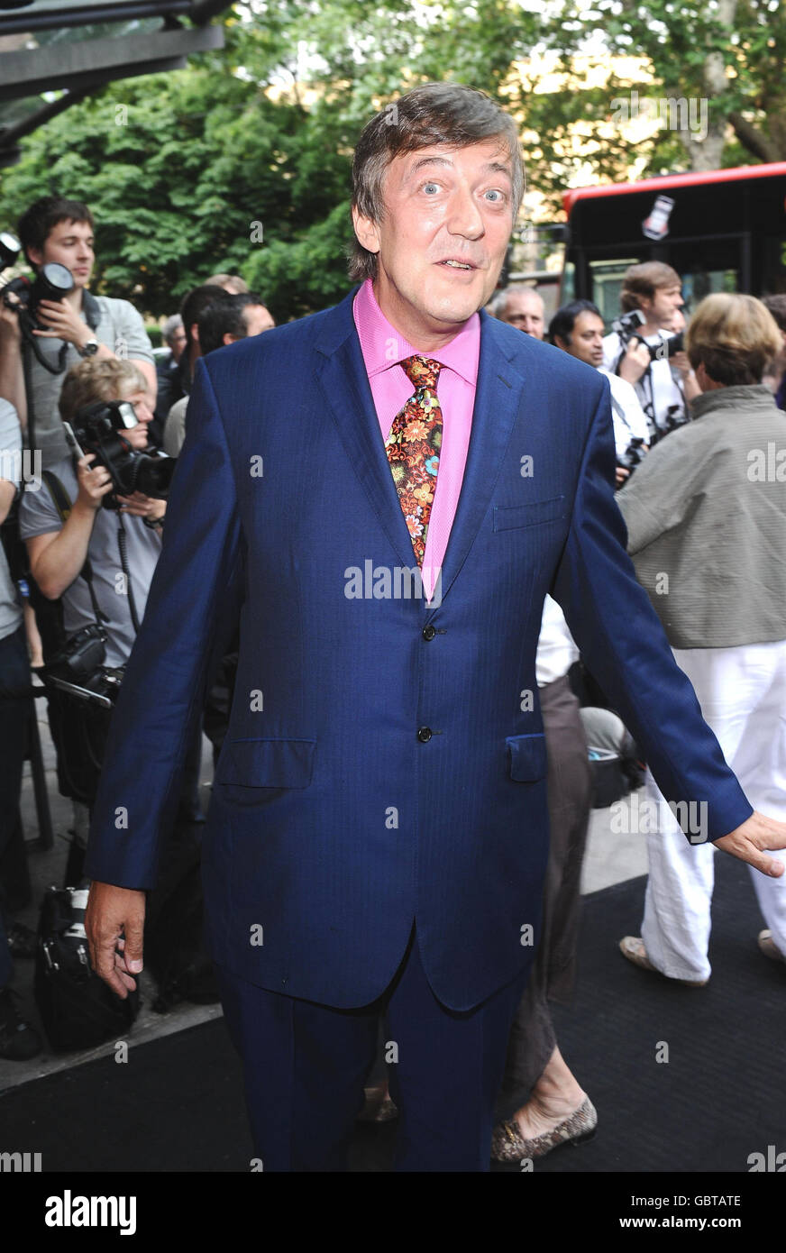 Stephen Fry kommt zur ersten Nacht von Ballets Russes im Sadlers Well Theatre in London an. Stockfoto