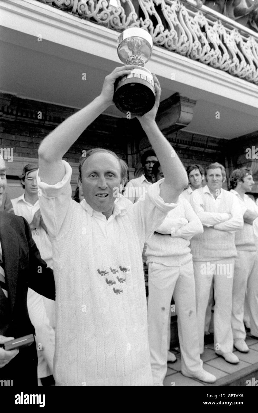 Cricket - Gillette Cup - Finale - Somerset gegen Sussex. Der siegreiche Sussex-Kapitän Arnold Long hält den Gillette Cup nach dem 5-Wicket-Sieg seines Teams hoch Stockfoto