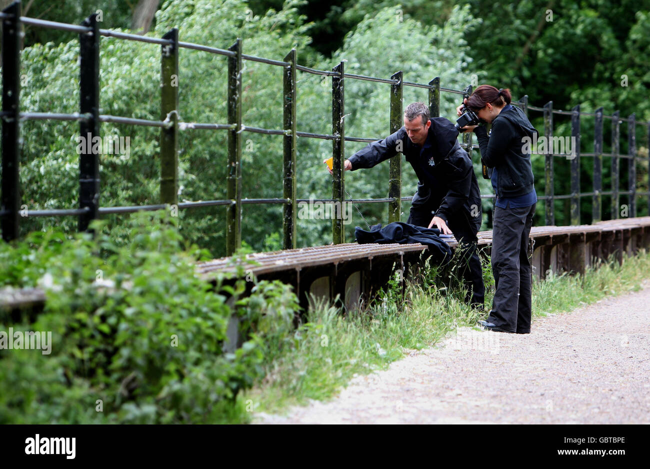 Die Polizei am Tatort der Ballingdon Bridge, die den Fluss Stour in Sudbury überquert, nachdem ein sechsjähriger Junge während eines organisierten Beaver Scout-Ausflugs in den Fluss gefallen war. Stockfoto