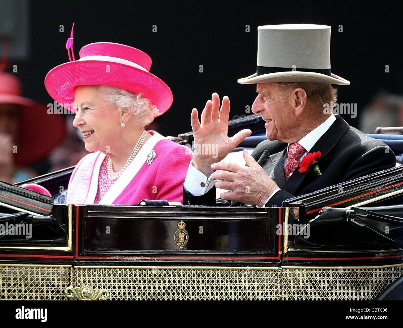 Queen Elizabeth ll und Prince Philip, Duke of Edinburgh, kommen für Tag zwei an der Ascot Racecourse, Berkshire. Stockfoto