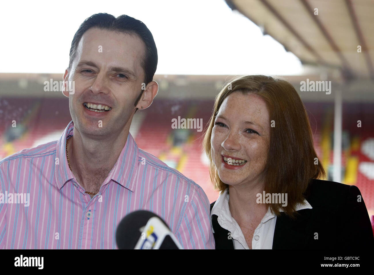 Tommy Roberts (links) und Freundin Vikki Tirer feiern den Gewinn von 2.3 Millionen in der nationalen Lotterie im Anfield Football Stadium, Liverpool. Stockfoto