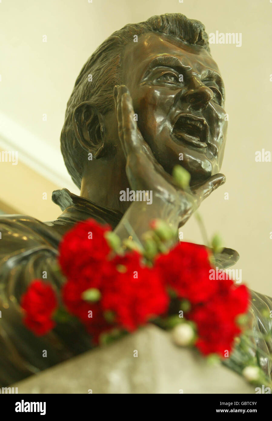 Fußball - Coca-Cola Football League Championship - Brian Clough Tribute. Blumen werden um eine Büste von Brian Clough auf dem City Ground in Erinnerung an ihren ehemaligen Manager gelegt Stockfoto