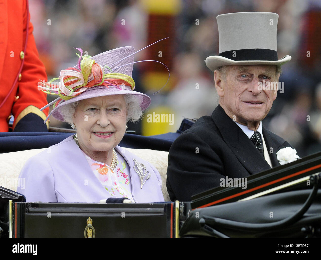 Königin Elizabeth II. Und der Herzog von Edinburgh am vierten Tag des Royal Ascot-Treffens auf der Ascot Racecourse, Berkshire. Stockfoto
