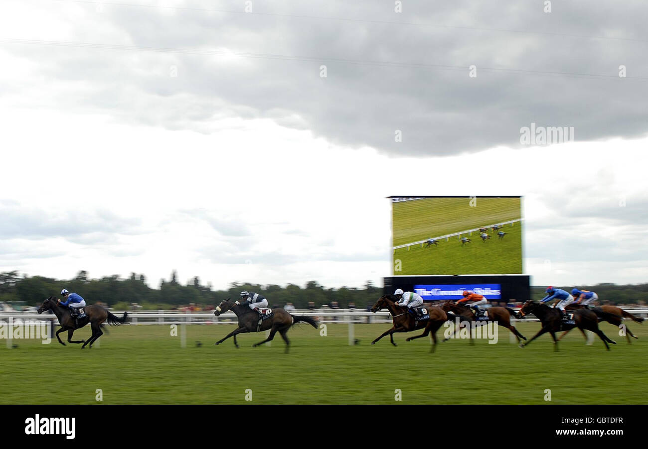 GHANAATI und Richard Hills gewinnen am vierten Tag des Royal Ascot auf der Pferderennbahn Ascot in Berkshire die Krönungseinsätze. Stockfoto