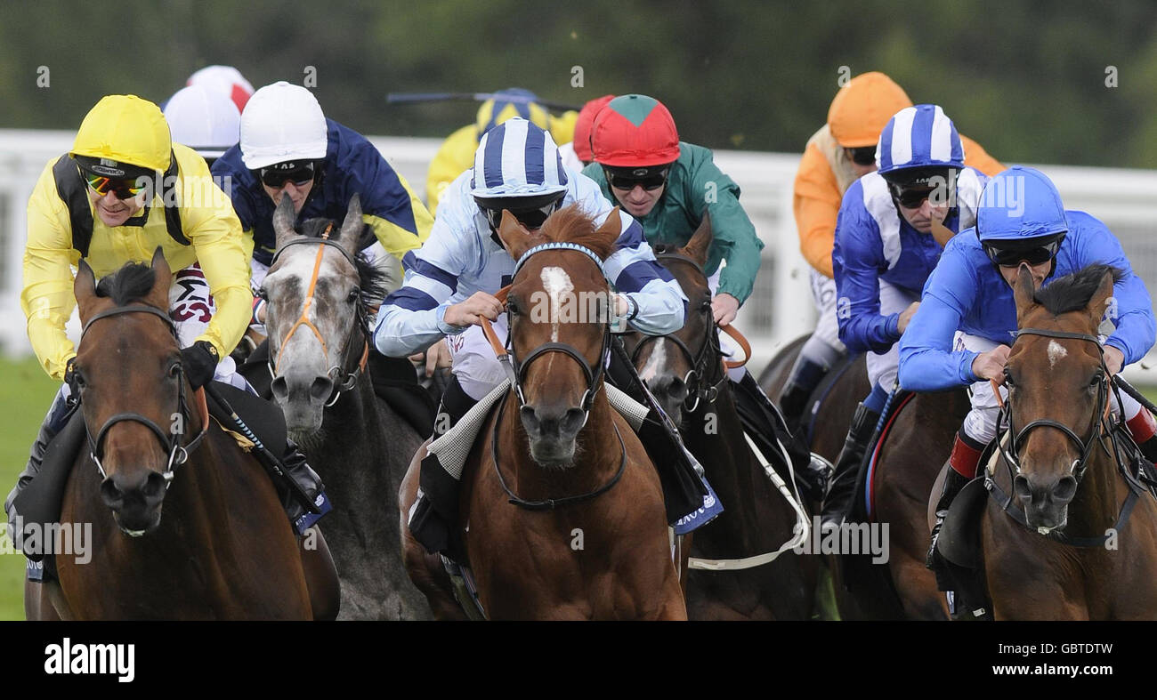 Der spätere Gewinner Holberg und Joe Fanning (grüne, rote Mütze) sitzen in der Mitte des Spiels und drehen sich nach Hause, bevor sie am vierten Tag des Royal Ascot auf der Ascot Racecourse, Berkshire, die Queens Vase gewinnen. Stockfoto