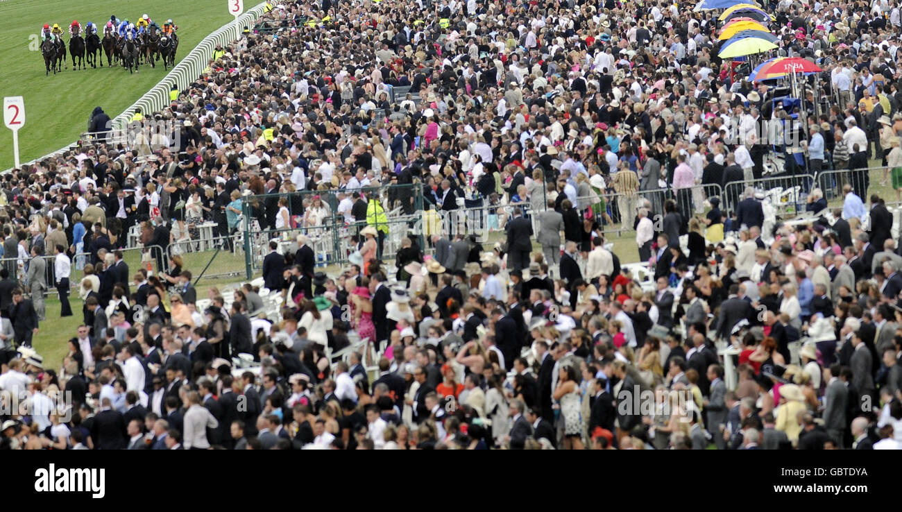 Pferderennen - Royal Ascot - Tag Vier - Ascot Racecourse. Die Läufer im Buckingham Palace spielen am vierten Tag des Royal Ascot auf der Ascot Racecourse, Berkshire. Stockfoto