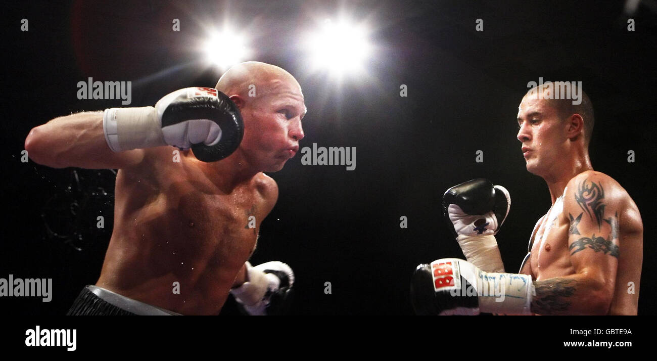 Boxen - Commonwealth Super - Featherweight Titel - Ricky Burns gegen Kevin O'Hara - Bellashouston Sports Center. Ricky Burns und Kevin O'Hara während des Commonwealth Super-Featherweight Titels im Bellashouston Sports Center, Glasgow. Stockfoto